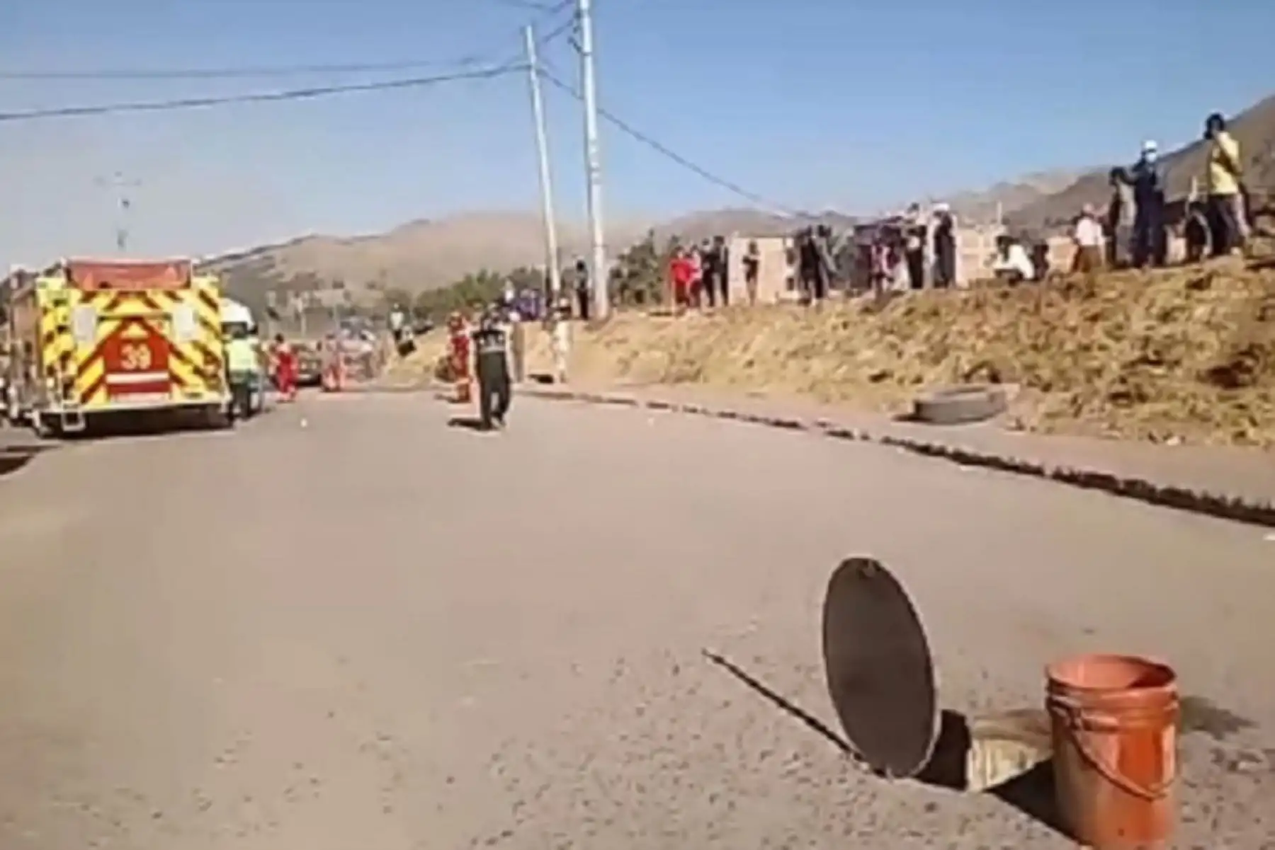 Una adolescente desapareció tras caer esta tarde por un buzón de desagüe en el distrito de San Jerónimo, en la región Cusco. Foto. Solar TV
