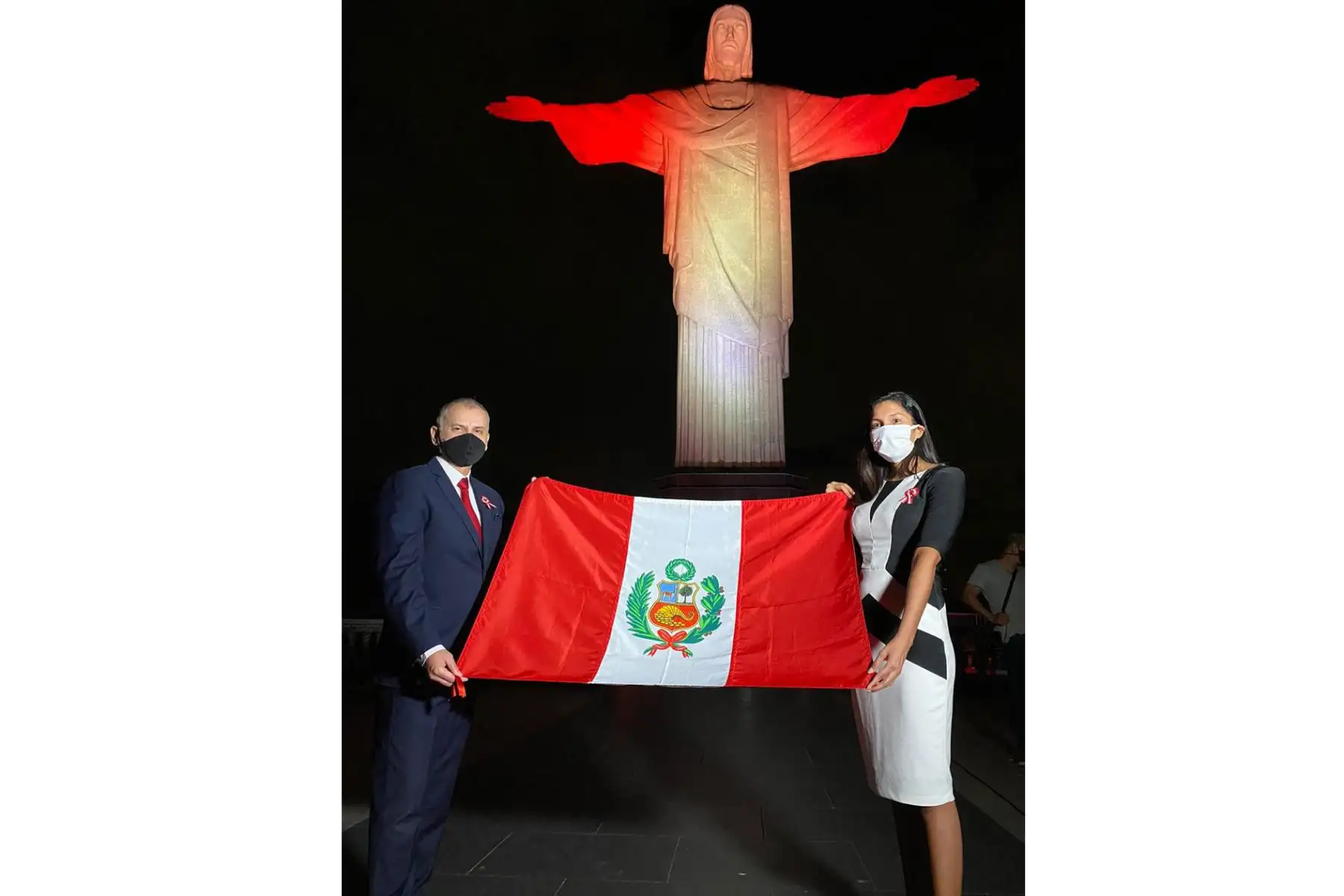 El Cristo Redentor de Rio de Janeiro “se viste” de rojiblanco en homenaje al Perú.
Foto: ANDINA/Difusión El Cristo Redentor de Rio de Janeiro “se viste” de rojiblanco en homenaje al Perú.
Foto: ANDINA/Difusión