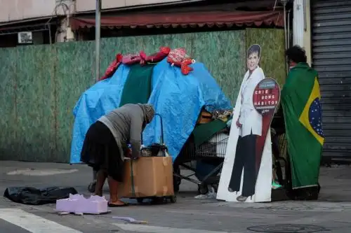 Dos habitantes de calle mueven algunas de sus pertenencias este martes, en Sao Paulo. Brasil roza ya las 90,000 muertes por el coronavirus. Foto: EFE