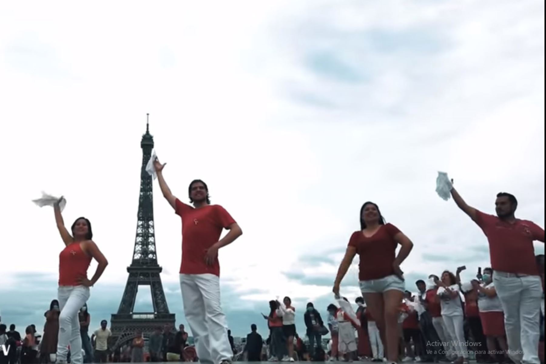 Cerca de un centenar de peruanos participaron en flashmob de marinera al pie de la Torre Eiffel, en homenaje al aniversario patrio. Foto: Captura TV
