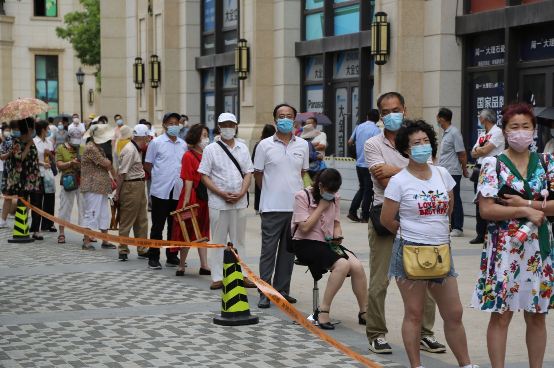 Un grupo de personas espera en fila para someterse a pruebas de descarte de covid-19 en Dalian, China. Foto: EFE