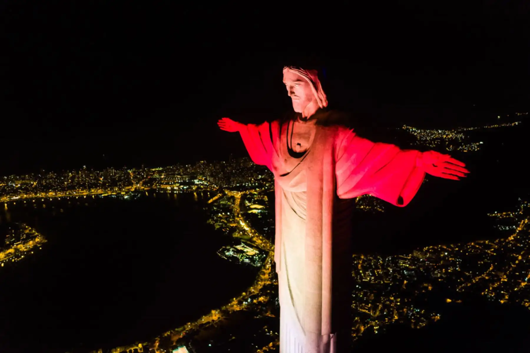 Con motivo del 199.° aniversario la independencia del Perú, los colores de la bandera peruana se lucieron en las edificaciones más representativas de Brasil, como el Cristo Redentor, Museo de la República, Teatro Amazonas y Palacio Rio Branco.
Foto: ANDINA/ Consulado del Perú en Rio de Janeiro Con motivo del 199.° aniversario la independencia del Perú, los colores de la bandera peruana se lucieron en las edificaciones más representativas de Brasil, como el Cristo Redentor, Museo de la República, Teatro Amazonas y Palacio Rio Branco.
Foto: ANDINA/ Consulado del Perú en Rio de Janeiro