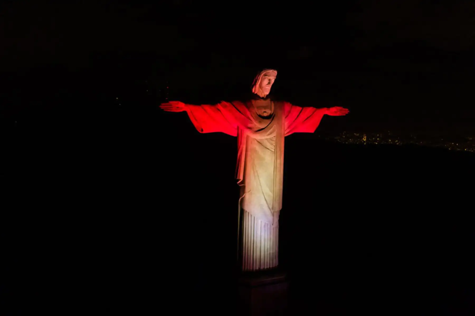 Con motivo del 199.° aniversario la independencia del Perú, los colores de la bandera peruana se lucieron en las edificaciones más representativas de Brasil, como el Cristo Redentor, Museo de la República, Teatro Amazonas y Palacio Rio Branco.
Foto: ANDINA/ Consulado del Perú en Rio de Janeiro Con motivo del 199.° aniversario la independencia del Perú, los colores de la bandera peruana se lucieron en las edificaciones más representativas de Brasil, como el Cristo Redentor, Museo de la República, Teatro Amazonas y Palacio Rio Branco.
Foto: ANDINA/ Consulado del Perú en Rio de Janeiro