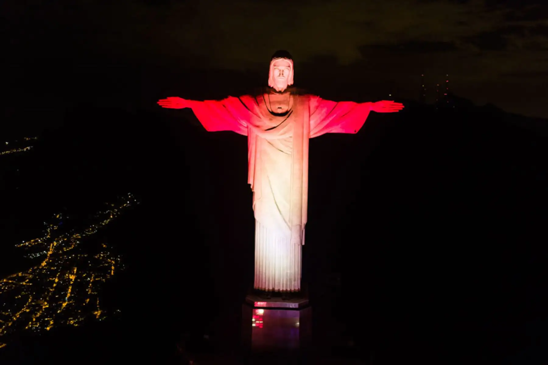 Con motivo del 199.° aniversario la independencia del Perú, los colores de la bandera peruana se lucieron en las edificaciones más representativas de Brasil, como el Cristo Redentor, Museo de la República, Teatro Amazonas y Palacio Rio Branco.
Foto: ANDINA/ Consulado del Perú en Rio de Janeiro Con motivo del 199.° aniversario la independencia del Perú, los colores de la bandera peruana se lucieron en las edificaciones más representativas de Brasil, como el Cristo Redentor, Museo de la República, Teatro Amazonas y Palacio Rio Branco.
Foto: ANDINA/ Consulado del Perú en Rio de Janeiro
