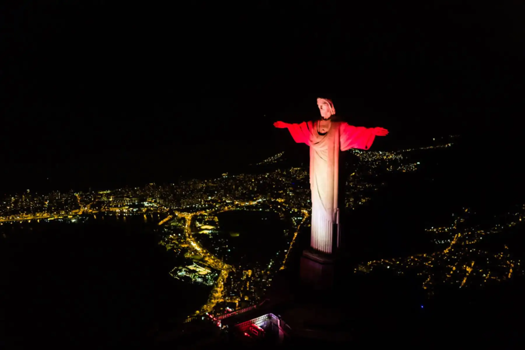 Con motivo del 199.° aniversario la independencia del Perú, los colores de la bandera peruana se lucieron en las edificaciones más representativas de Brasil, como el Cristo Redentor, Museo de la República, Teatro Amazonas y Palacio Rio Branco.
Foto: ANDINA/ Consulado del Perú en Rio de Janeiro Con motivo del 199.° aniversario la independencia del Perú, los colores de la bandera peruana se lucieron en las edificaciones más representativas de Brasil, como el Cristo Redentor, Museo de la República, Teatro Amazonas y Palacio Rio Branco.
Foto: ANDINA/ Consulado del Perú en Rio de Janeiro