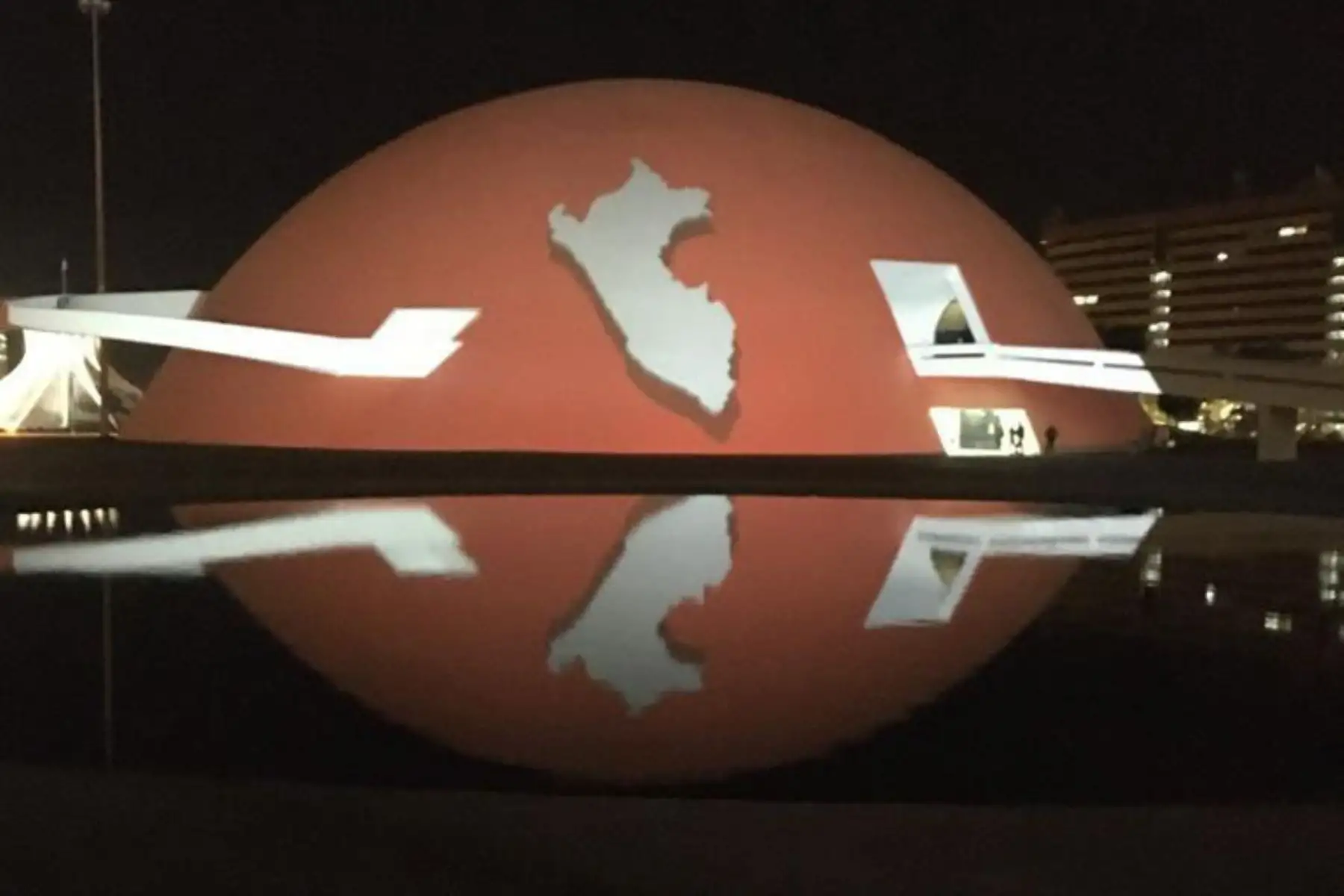 Con motivo del 199.° aniversario la independencia del Perú, los colores de la bandera peruana se lucieron en las edificaciones más representativas de Brasil, como el Cristo Redentor, Museo de la República, Teatro Amazonas y Palacio Rio Branco.
Foto: ANDINA/ Cancillería del Perú Con motivo del 199.° aniversario la independencia del Perú, los colores de la bandera peruana se lucieron en las edificaciones más representativas de Brasil, como el Cristo Redentor, Museo de la República, Teatro Amazonas y Palacio Rio Branco.
Foto: ANDINA/ Cancillería del Perú