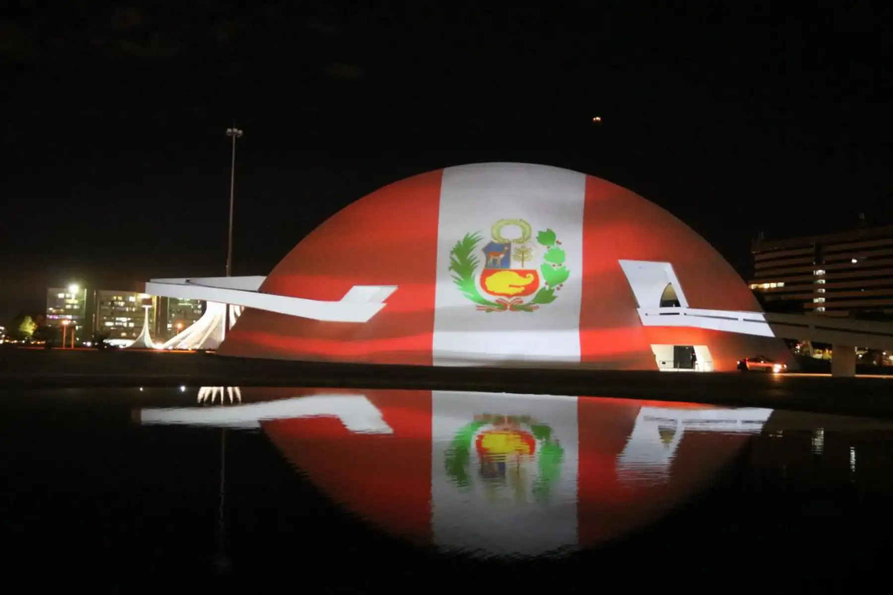 Con motivo del 199.° aniversario la independencia del Perú, los colores de la bandera peruana se lucieron en las edificaciones más representativas de Brasil, como el Cristo Redentor, Museo de la República, Teatro Amazonas y Palacio Rio Branco.
Foto: ANDINA/ Cancillería del Perú Con motivo del 199.° aniversario la independencia del Perú, los colores de la bandera peruana se lucieron en las edificaciones más representativas de Brasil, como el Cristo Redentor, Museo de la República, Teatro Amazonas y Palacio Rio Branco.
Foto: ANDINA/ Cancillería del Perú