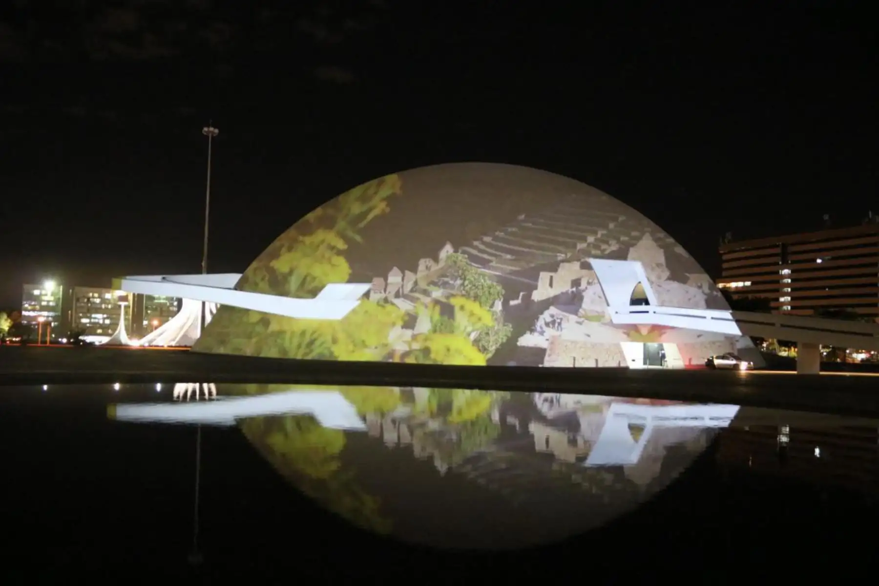 Con motivo del 199.° aniversario la independencia del Perú, los colores de la bandera peruana se lucieron en las edificaciones más representativas de Brasil, como el Cristo Redentor, Museo de la República, Teatro Amazonas y Palacio Rio Branco.
Foto: ANDINA/ Cancillería del Perú Con motivo del 199.° aniversario la independencia del Perú, los colores de la bandera peruana se lucieron en las edificaciones más representativas de Brasil, como el Cristo Redentor, Museo de la República, Teatro Amazonas y Palacio Rio Branco.
Foto: ANDINA/ Cancillería del Perú