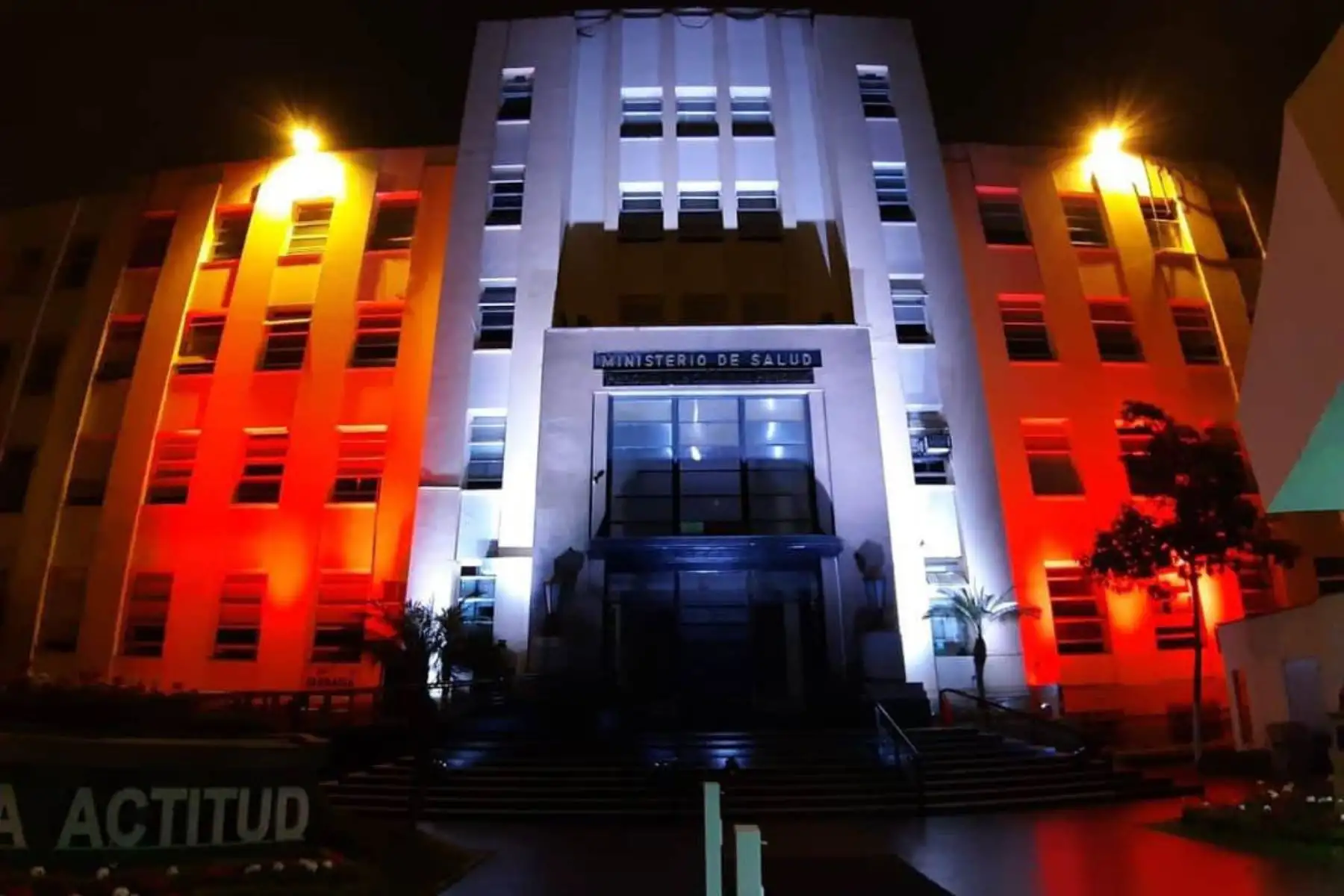 En homenaje a los Héroes de la Salud que enfrentan la emergencia sanitaria, la sede del Minsa y los hospitales Arzobispo Loayza, Hipólito Unanue, Dos de Mayo, entre otros, se iluminan de rojo y blanco.
Foto: Minsa