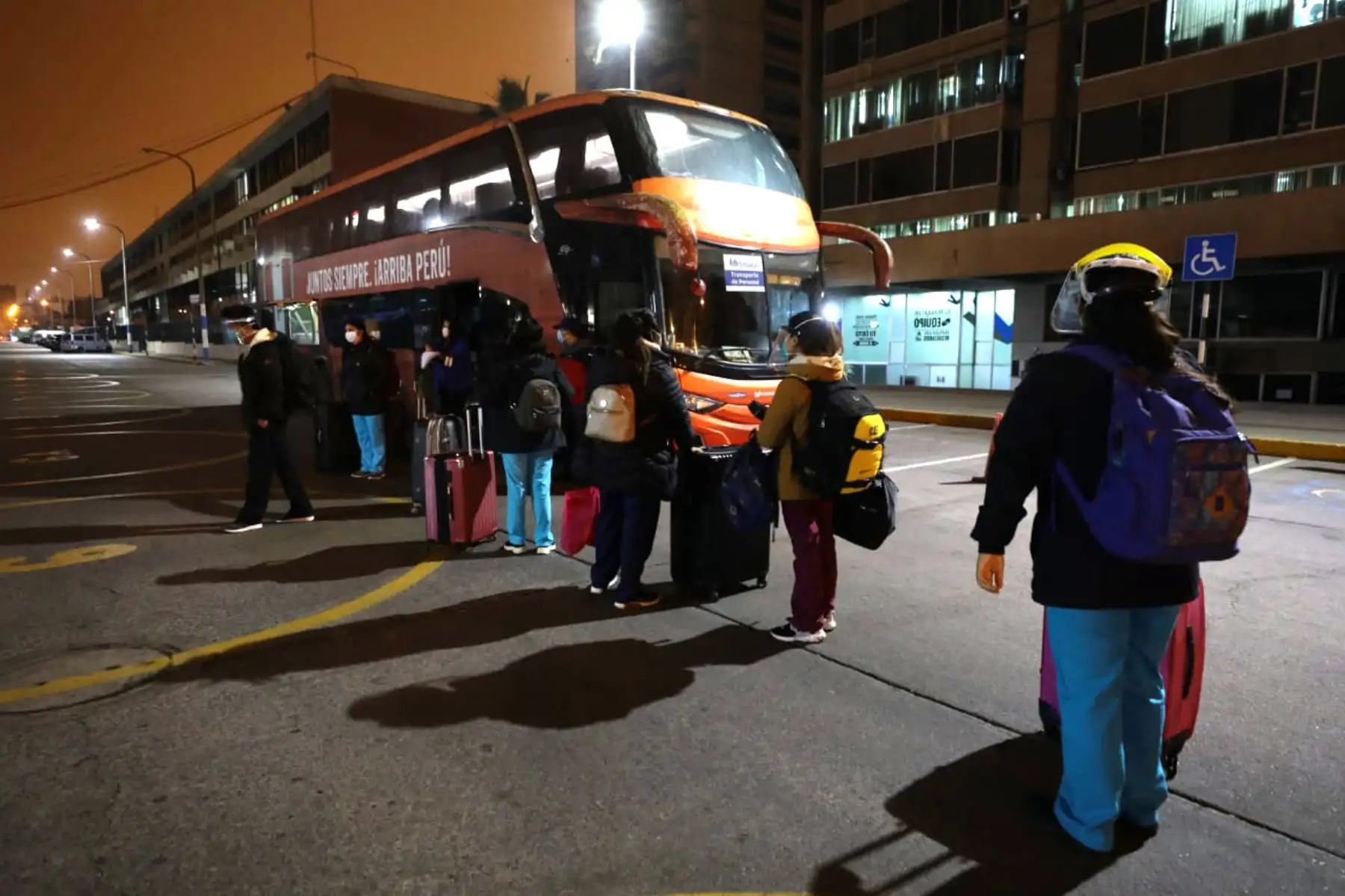 Un experimentado grupo de 30 médicos y enfermeros jóvenes parte hacia Moquegua.

Foto: ANDINA/EsSalud