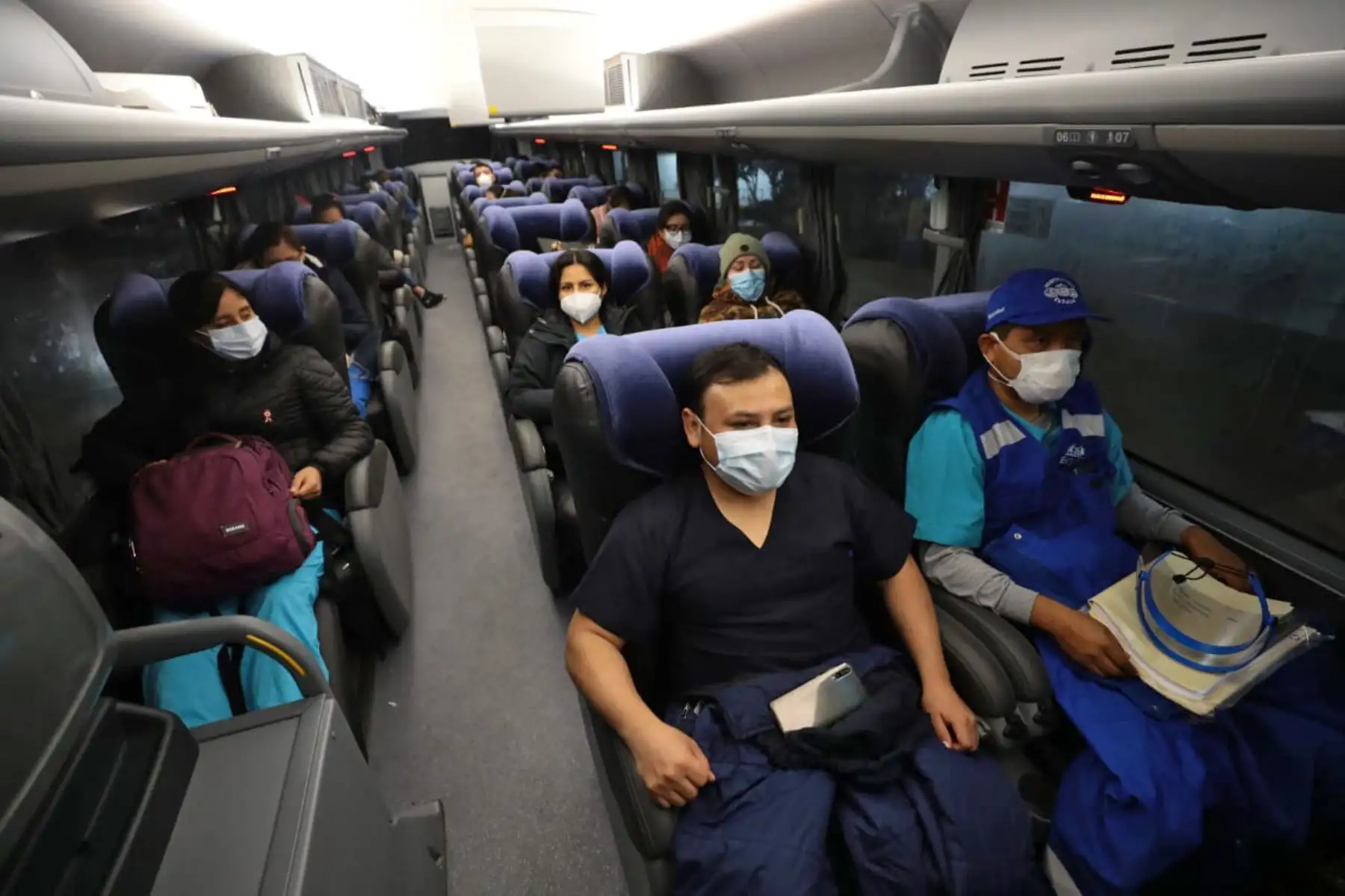 Un experimentado grupo de 30 médicos y enfermeros jóvenes parte hacia Moquegua.

Foto: ANDINA/EsSalud