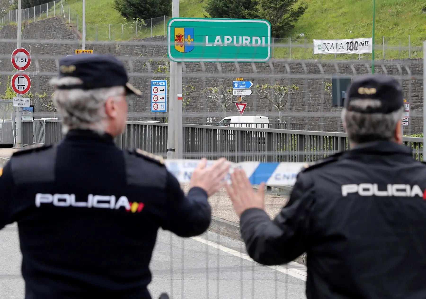 Agentes de la Guardia Civil y de la Policía Nacional en la frontera con la localidad francesa de Lapurdi por el puente de Behobia, en Irún, cerrada durante el estado de alarma. Foto: EFE