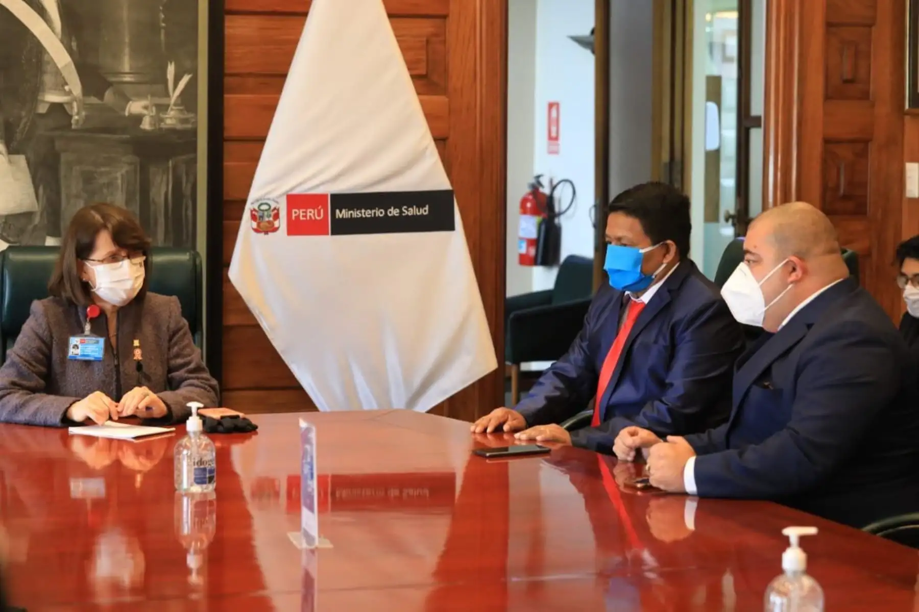 Ministra de Salud Pilar Mazzetti y el alcalde de Putumayo, en Loreto, Arnold Sánchez se reúnen para ver el fortalecimiento de la atención médica en las comunidades indígenas afectadas por el covid-19.
Foto:MINSA