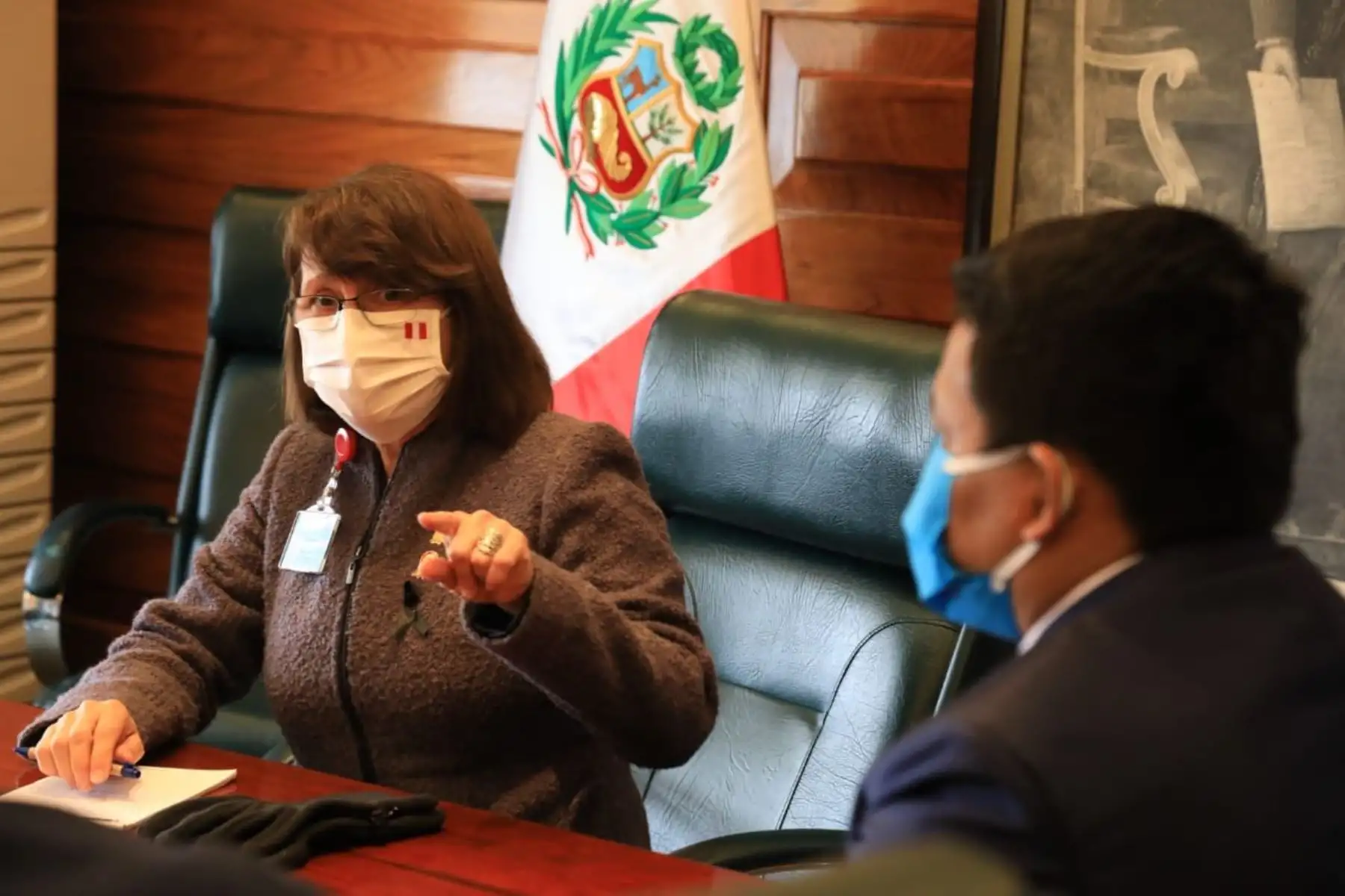 Ministra de Salud Pilar Mazzetti y el alcalde de Putumayo, en Loreto, Arnold Sánchez se reúnen para ver el fortalecimiento de la atención médica en las comunidades indígenas afectadas por el covid-19.
Foto:MINSA