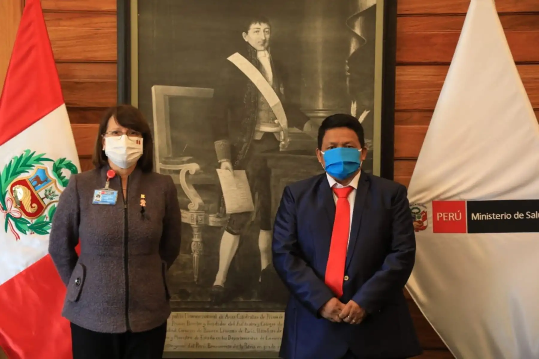 Ministra de Salud Pilar Mazzetti y el alcalde de Putumayo, en Loreto, Arnold Sánchez se reúnen para ver el fortalecimiento de la atención médica en las comunidades indígenas afectadas por el covid-19.
Foto:MINSA