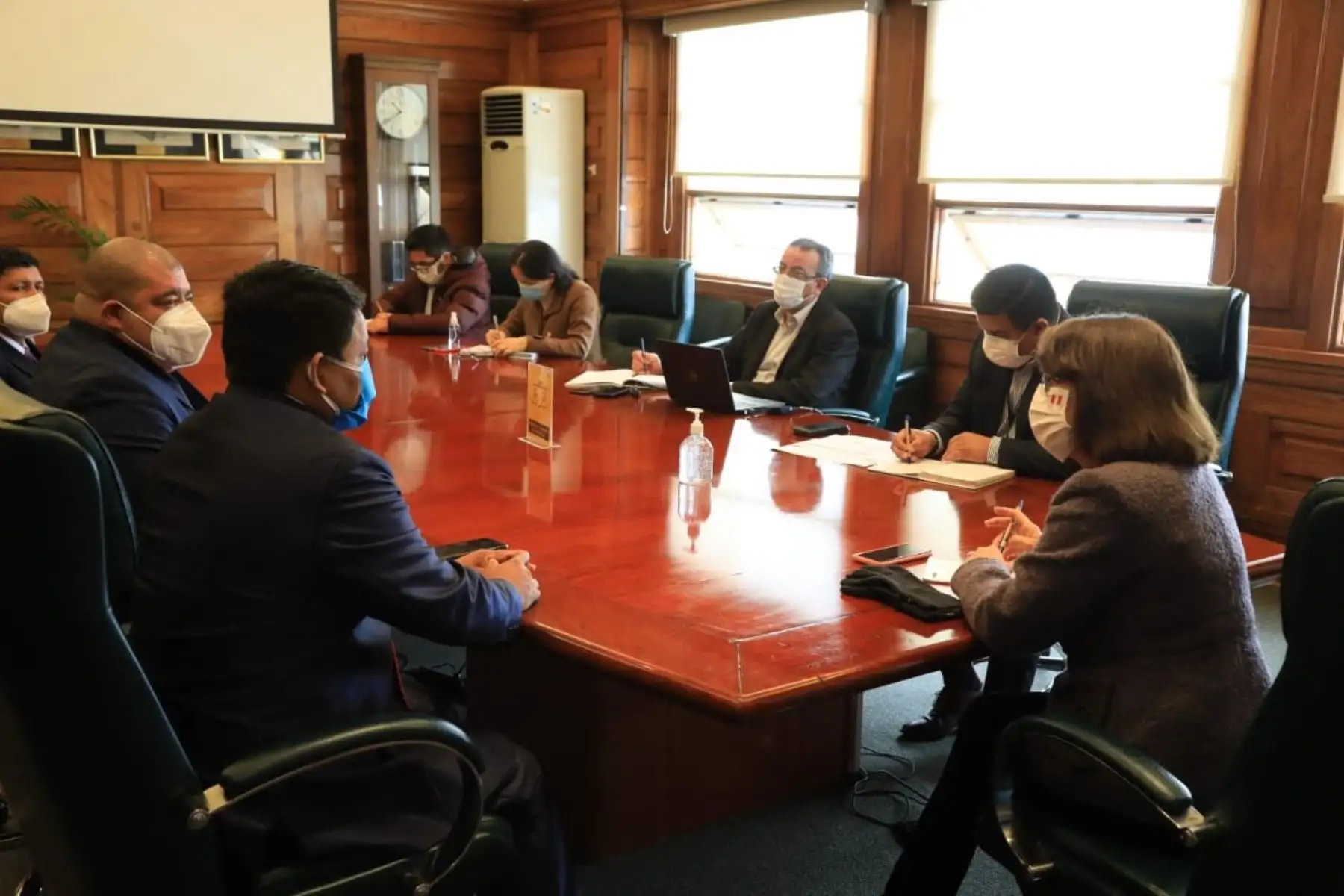 Ministra de Salud Pilar Mazzetti y el alcalde de Putumayo, en Loreto, Arnold Sánchez se reúnen para ver el fortalecimiento de la atención médica en las comunidades indígenas afectadas por el covid-19.
Foto:MINSA