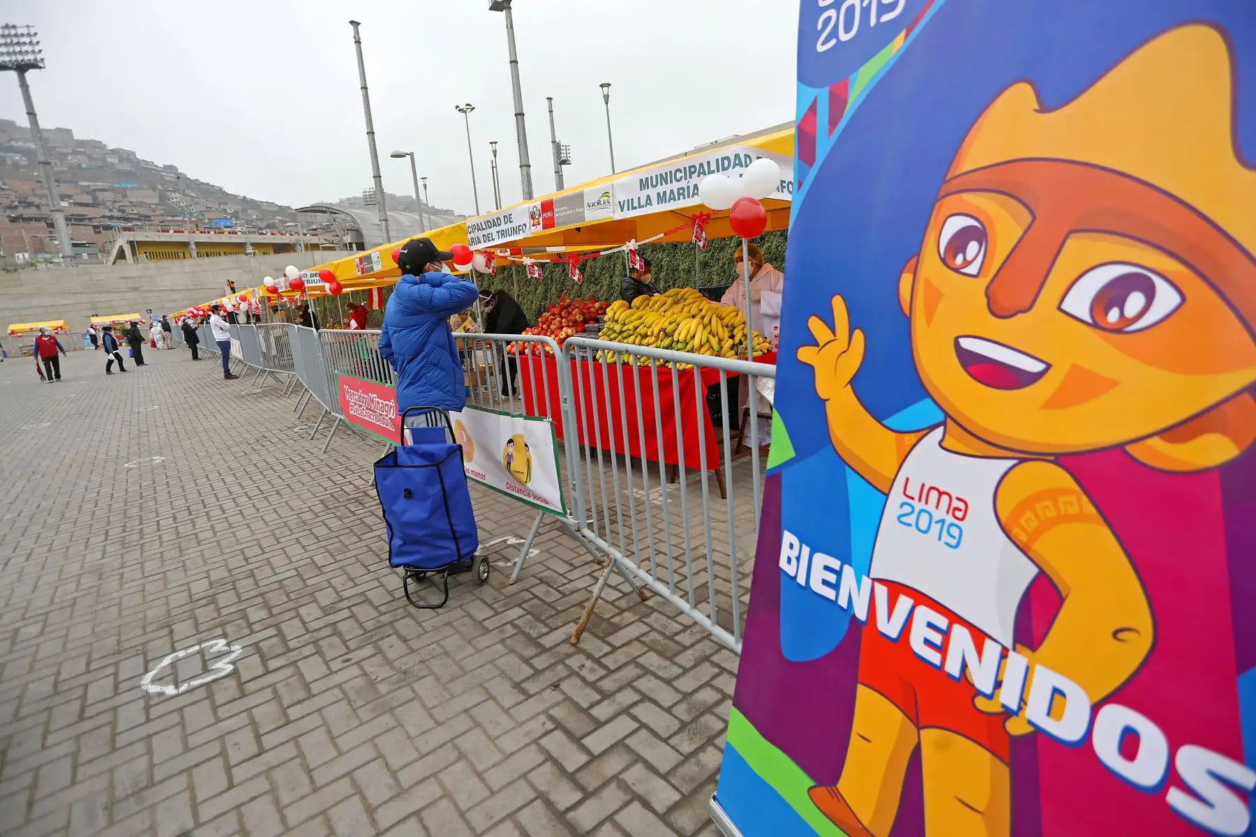 Mercado productivo " De la chacra a la olla" brinda productos en  la sede del Legado complejo deportivo del populoso distrito de Villa Maria del Triunfo.
Foto:ANDINA/Legado