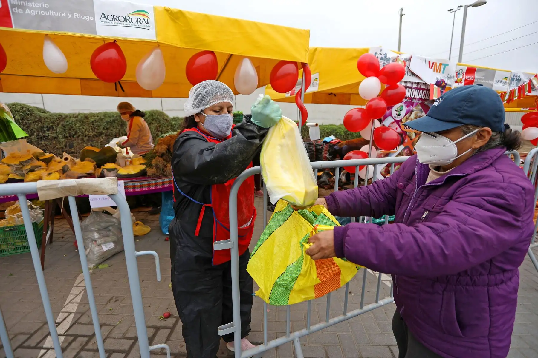 Mercado productivo " De la chacra a la olla" brinda productos en  la sede del Legado complejo deportivo del populoso distrito de Villa Maria del Triunfo.
Foto:ANDINA/Legado