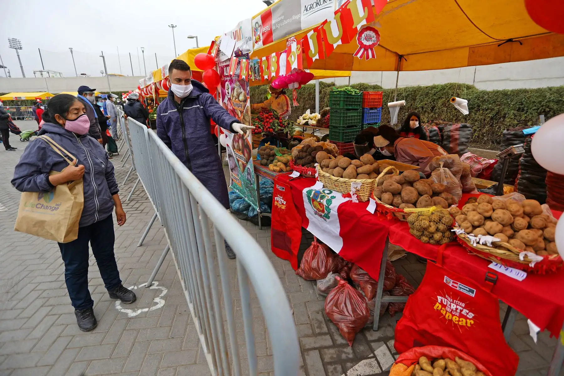 Mercado productivo " De la chacra a la olla" brinda productos en  la sede del Legado complejo deportivo del populoso distrito de Villa Maria del Triunfo.
Foto:ANDINA/Legado