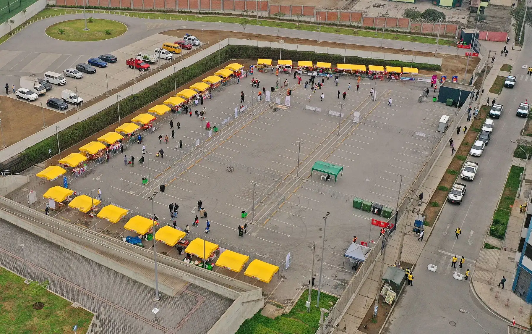 Mercado productivo " De la chacra a la olla" brinda productos en  la sede del Legado complejo deportivo del populoso distrito de Villa Maria del Triunfo.
Foto:ANDINA/Legado