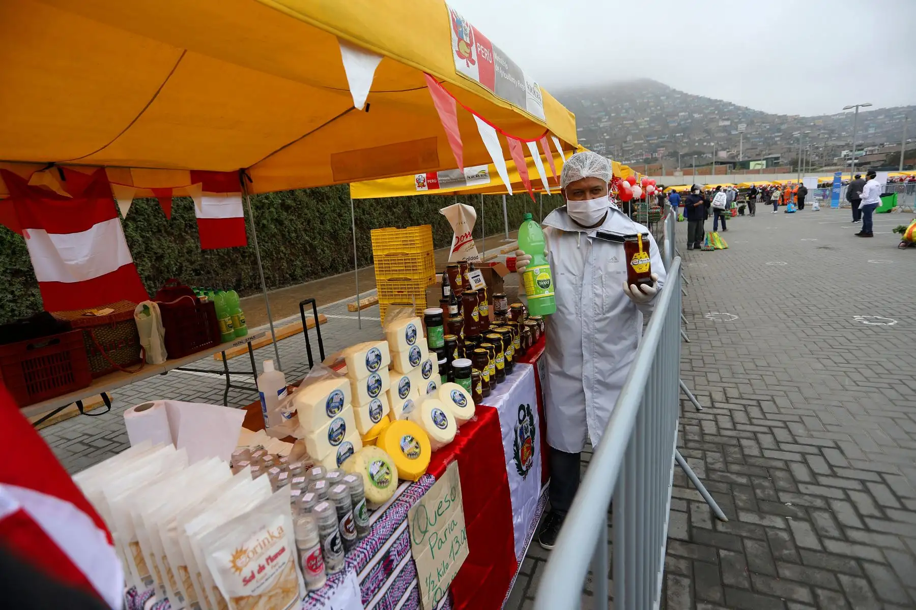 Mercado productivo " De la chacra a la olla" brinda productos en  la sede del Legado complejo deportivo del populoso distrito de Villa Maria del Triunfo.
Foto:ANDINA/Legado