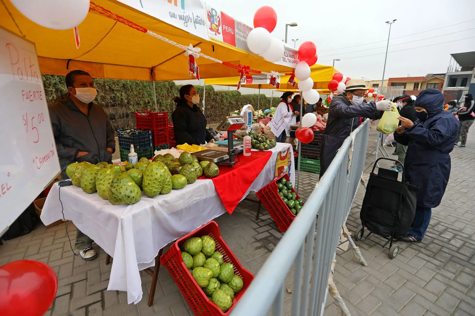 Mercado productivo " De la chacra a la olla" brinda productos en  la sede del Legado complejo deportivo del populoso distrito de Villa Maria del Triunfo.
Foto:ANDINA/Legado