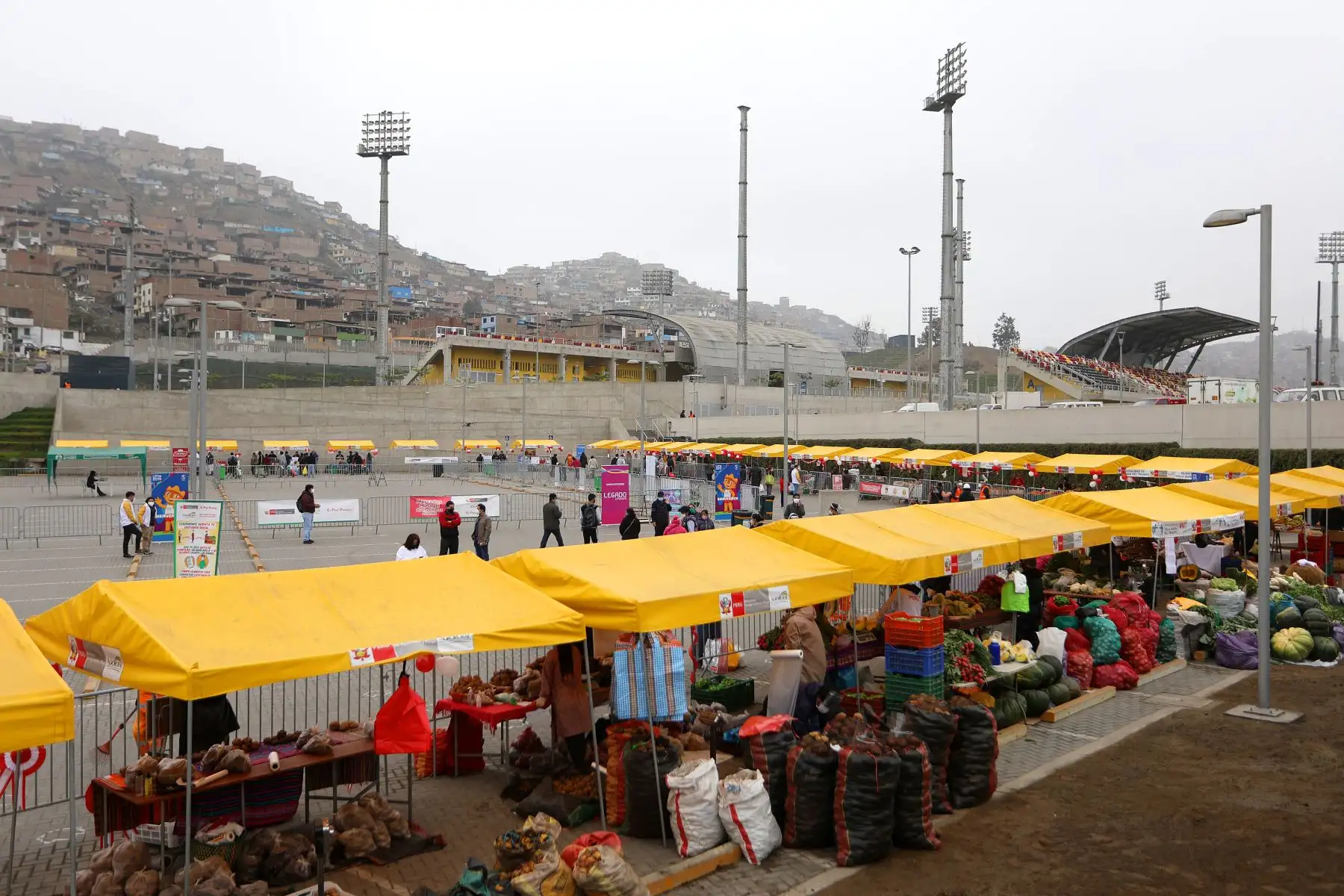 Mercado productivo " De la chacra a la olla" brinda productos en  la sede del Legado complejo deportivo del populoso distrito de Villa Maria del Triunfo.
Foto:ANDINA/Legado Lima 2019