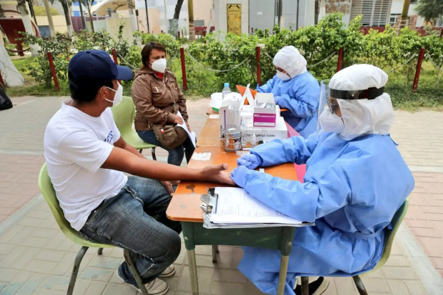 Ministerio de Salud  activa en Chiclayo cinco Centros Rápidos de Atención Temporal donde brinda a los ciudadanos evaluación, diagnóstico y tratamiento  temprano contra el covid-19.
Foto: Minsa