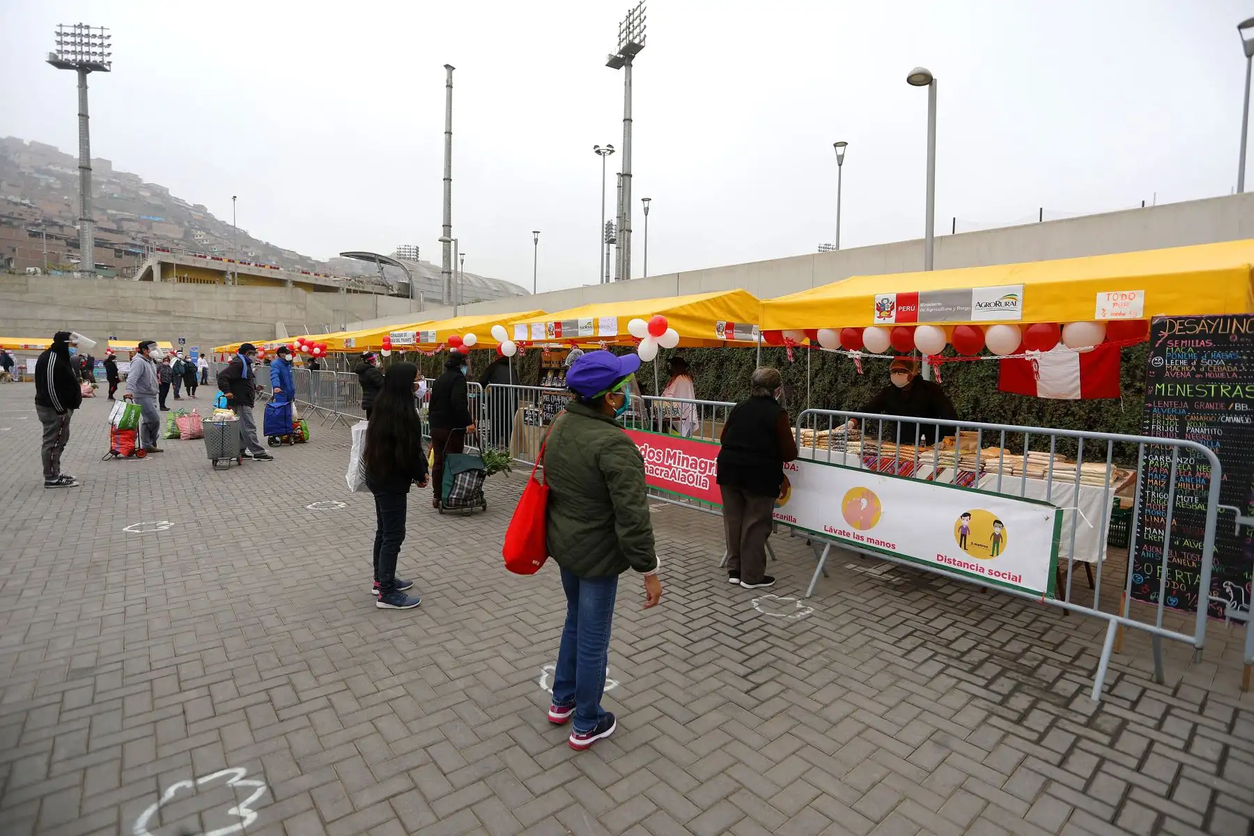 Mercado productivo " De la chacra a la olla" brinda productos en  la sede del Legado complejo deportivo del populoso distrito de Villa Maria del Triunfo.
Foto:ANDINA/Legado
