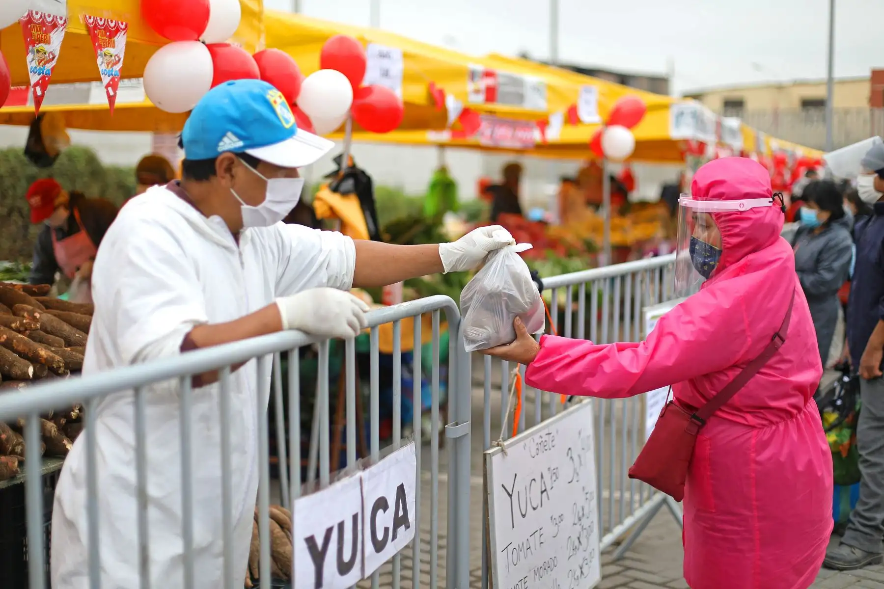 Mercado productivo " De la chacra a la olla" brinda productos en  la sede del Legado complejo deportivo del populoso distrito de Villa Maria del Triunfo.
Foto:ANDINA/Legado