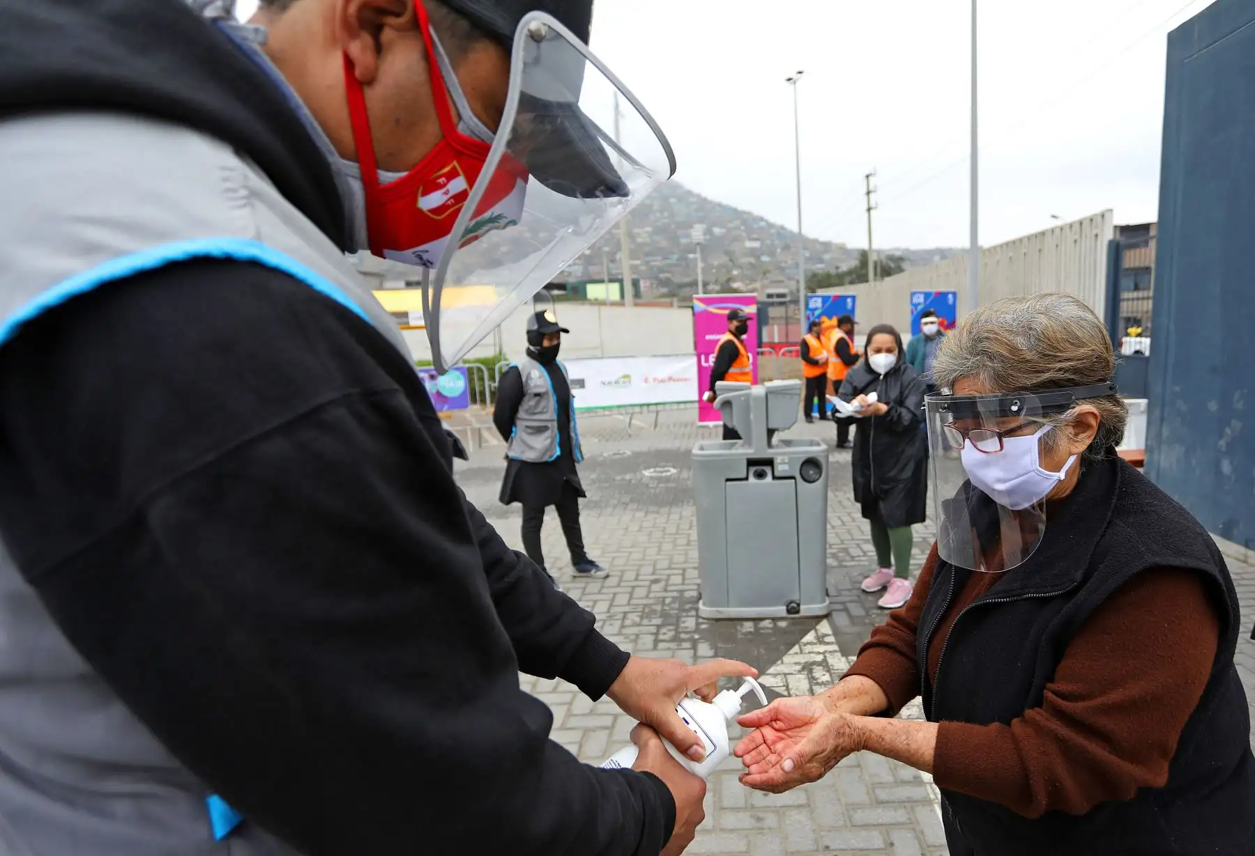 Mercado productivo " De la chacra a la olla" brinda productos en  la sede del Legado complejo deportivo del populoso distrito de Villa Maria del Triunfo.
Foto:ANDINA/Legado