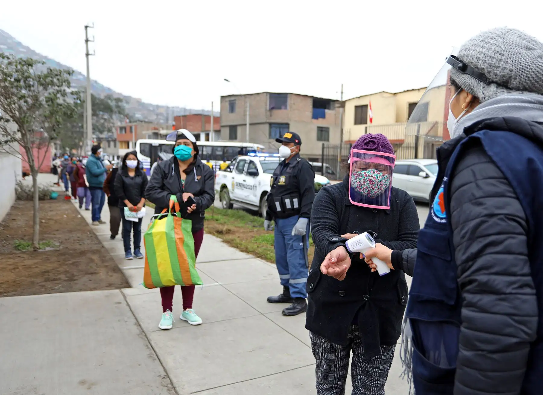 Mercado productivo " De la chacra a la olla" brinda productos en  la sede del Legado complejo deportivo del populoso distrito de Villa Maria del Triunfo.
Foto:ANDINA/Legado