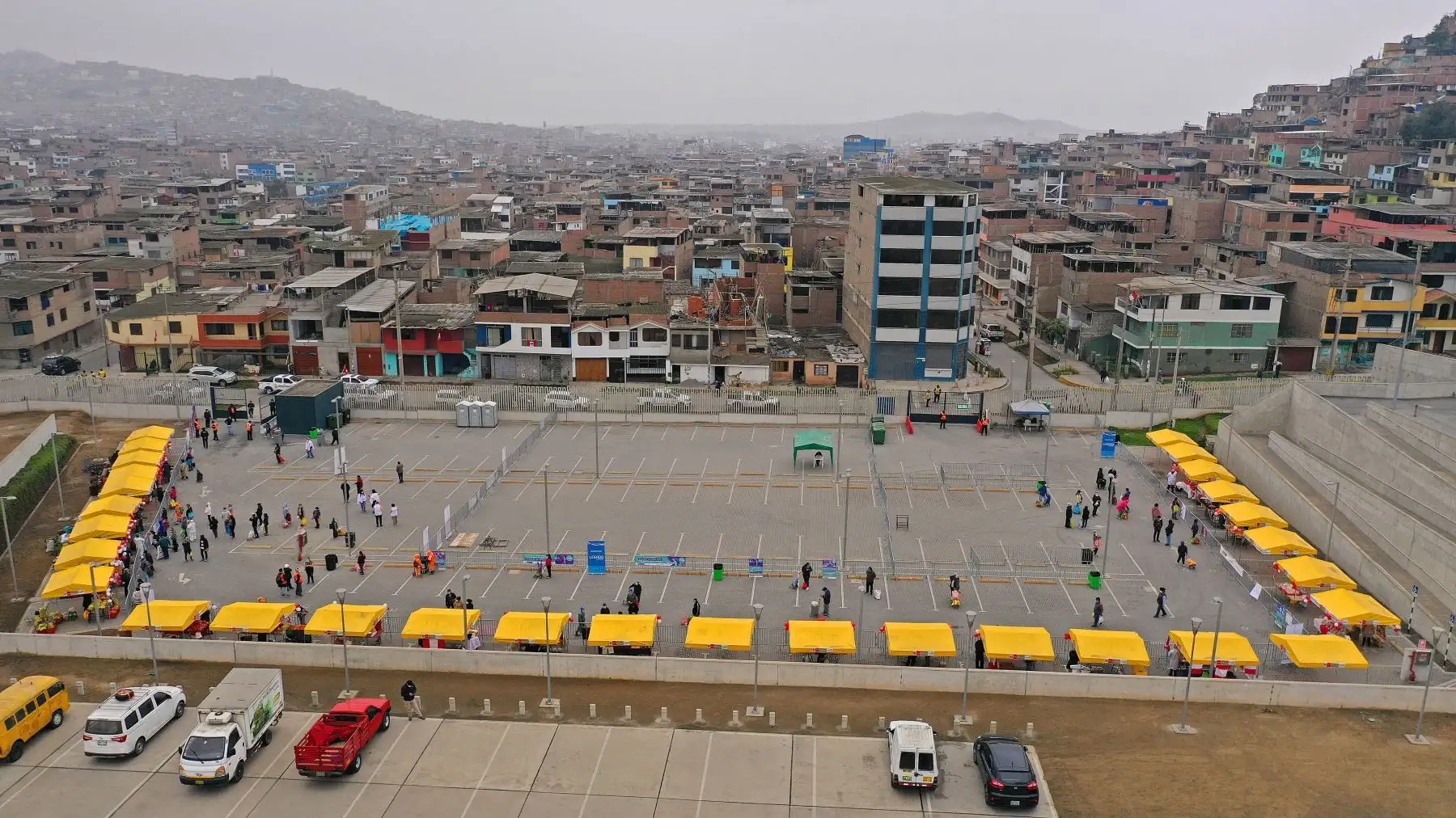 Mercado productivo " De la chacra a la olla" brinda productos en  la sede del Legado complejo deportivo del populoso distrito de Villa Maria del Triunfo.
Foto:ANDINA/Legado