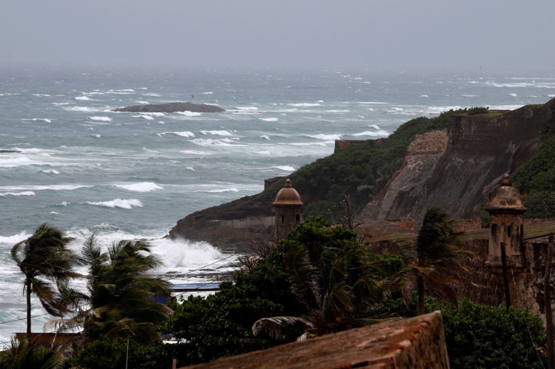 Altas olas golpean las murallas de San Juan, Puerto Rico, previas a la llegada de un ciclón tropical. EFE