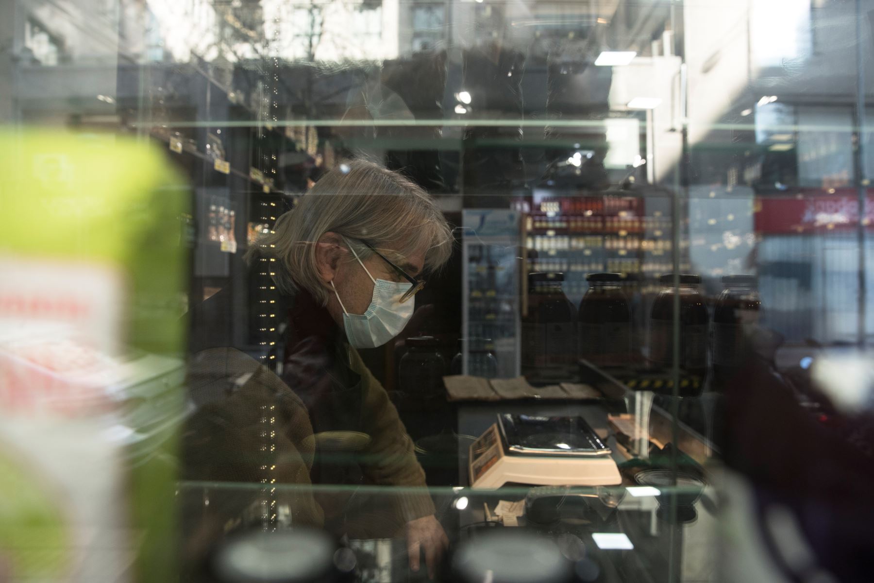 Una adulta mayor trabaja en su tienda de abastos en Santiago (Chile). Foto: Efe.