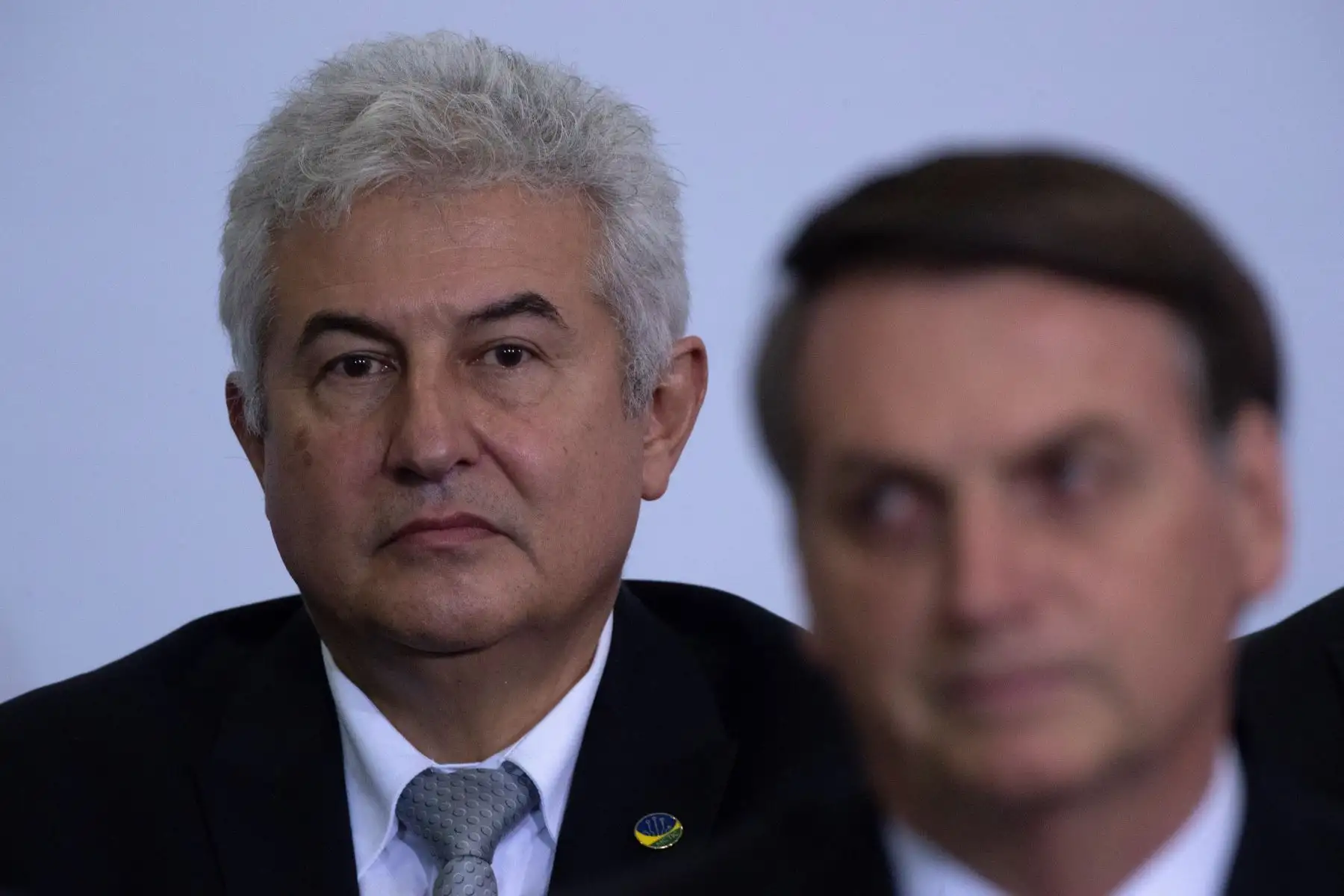 Fotografían de archivo del 5 de noviembre de 2019 del Ministro de Ciencia y Tecnología de Brasil, Marcos Pontes (i), detrás del presidente de Brasil, Jair Bolsonaro (d), durante una ceremonia gubernamental en Brasilia (Brasil). Foto: EFE