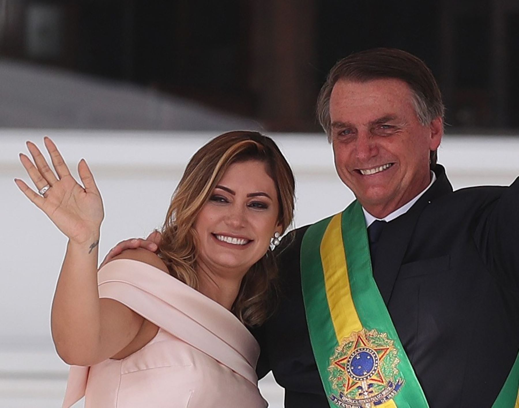 Fotografía de archivo del 1 de enero de 2019 del presidente de Brasil, Jair Bolsonaro, junto a su esposa Michelle de Paula Firmo (i), durante su ceremonia de investidura presidencial en Brasilia (Brasil). Foto: EFE