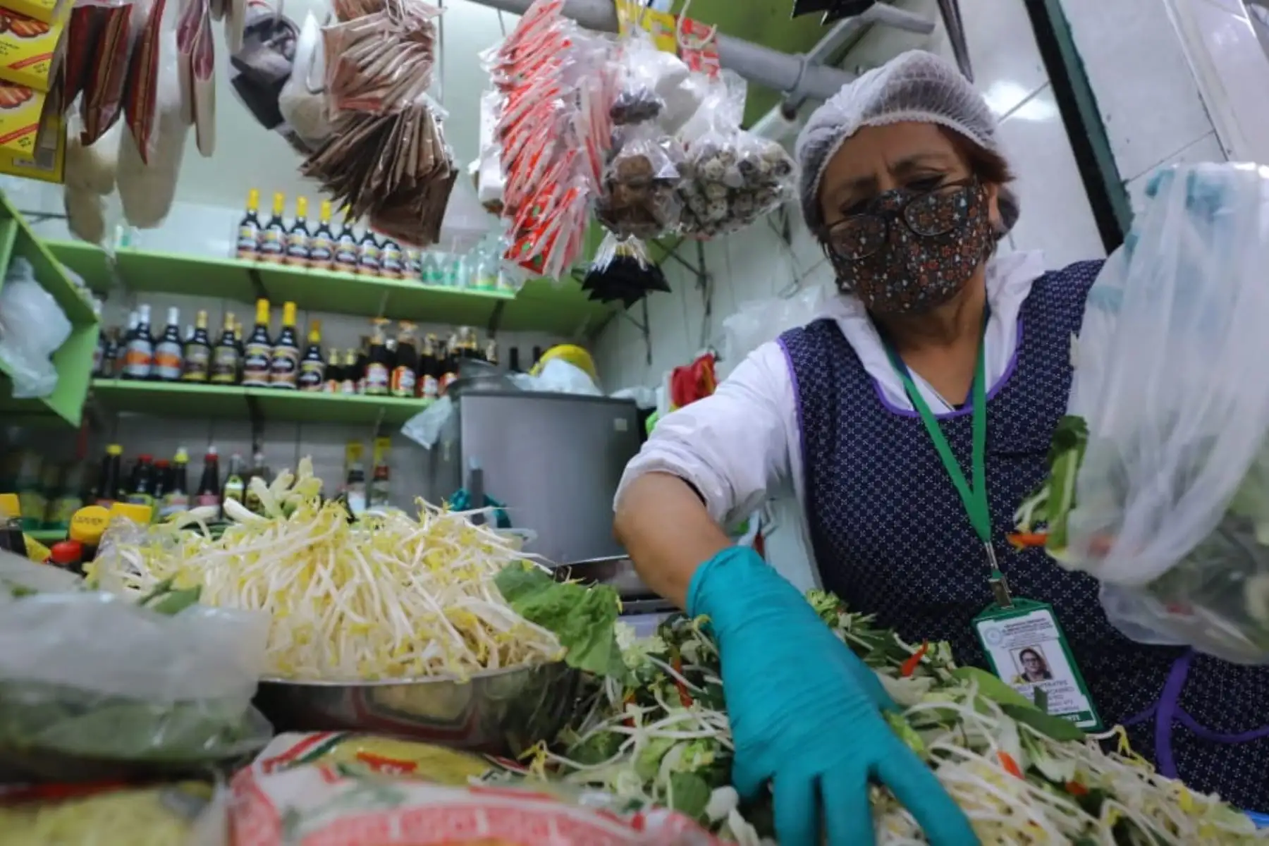 El ministro de la Producción, Jose Salardi, participa de una visita de inspección, a cargo de la Municipalidad de Callao, para verificar la implementación de protocolos de bioseguridad en el Mercado Central del Callao.

Foto: ANDINA/Produce