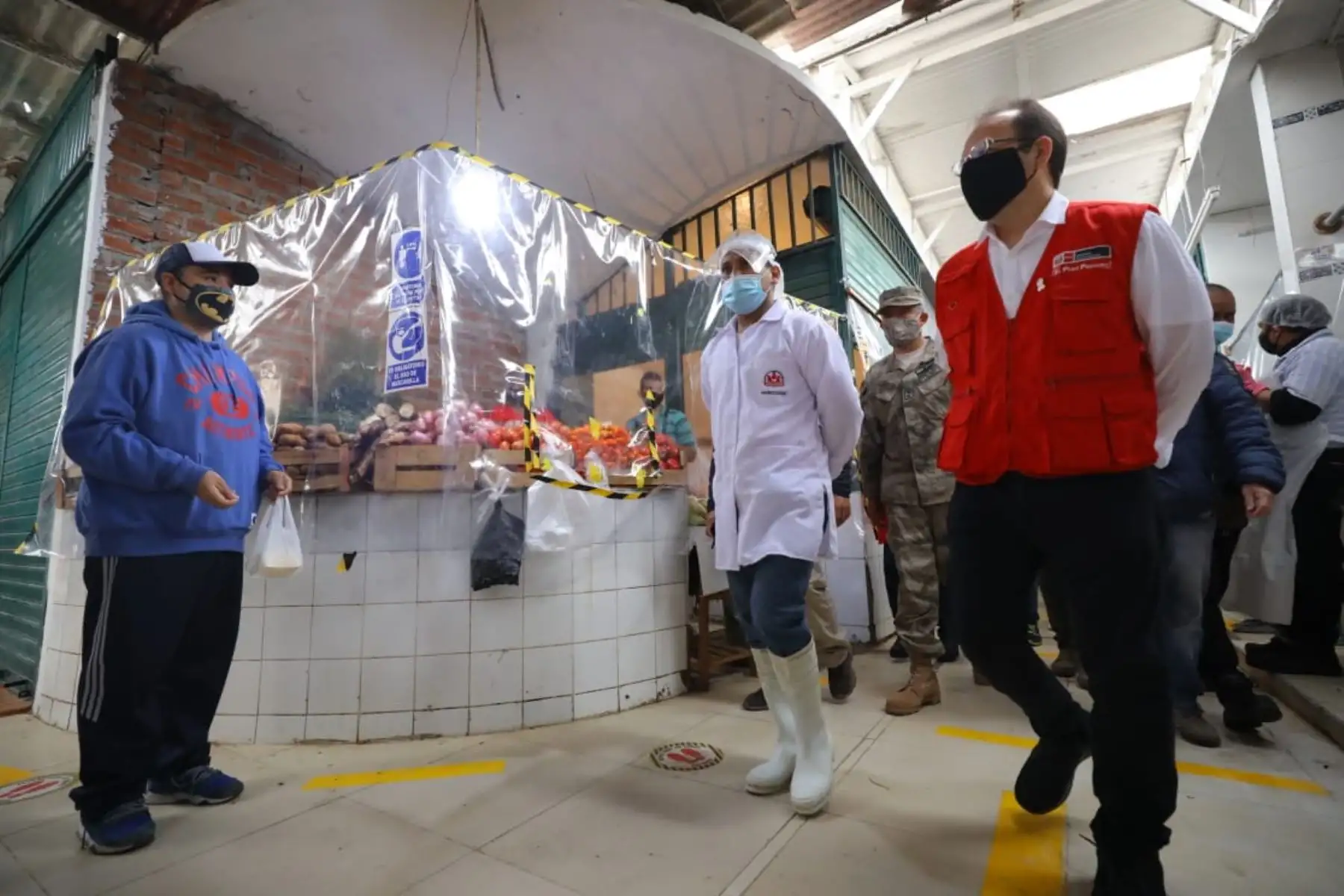 El ministro de la Producción, Jose Salardi, participa de una visita de inspección, a cargo de la Municipalidad de Callao, para verificar la implementación de protocolos de bioseguridad en el Mercado Central del Callao.

Foto: ANDINA/Produce