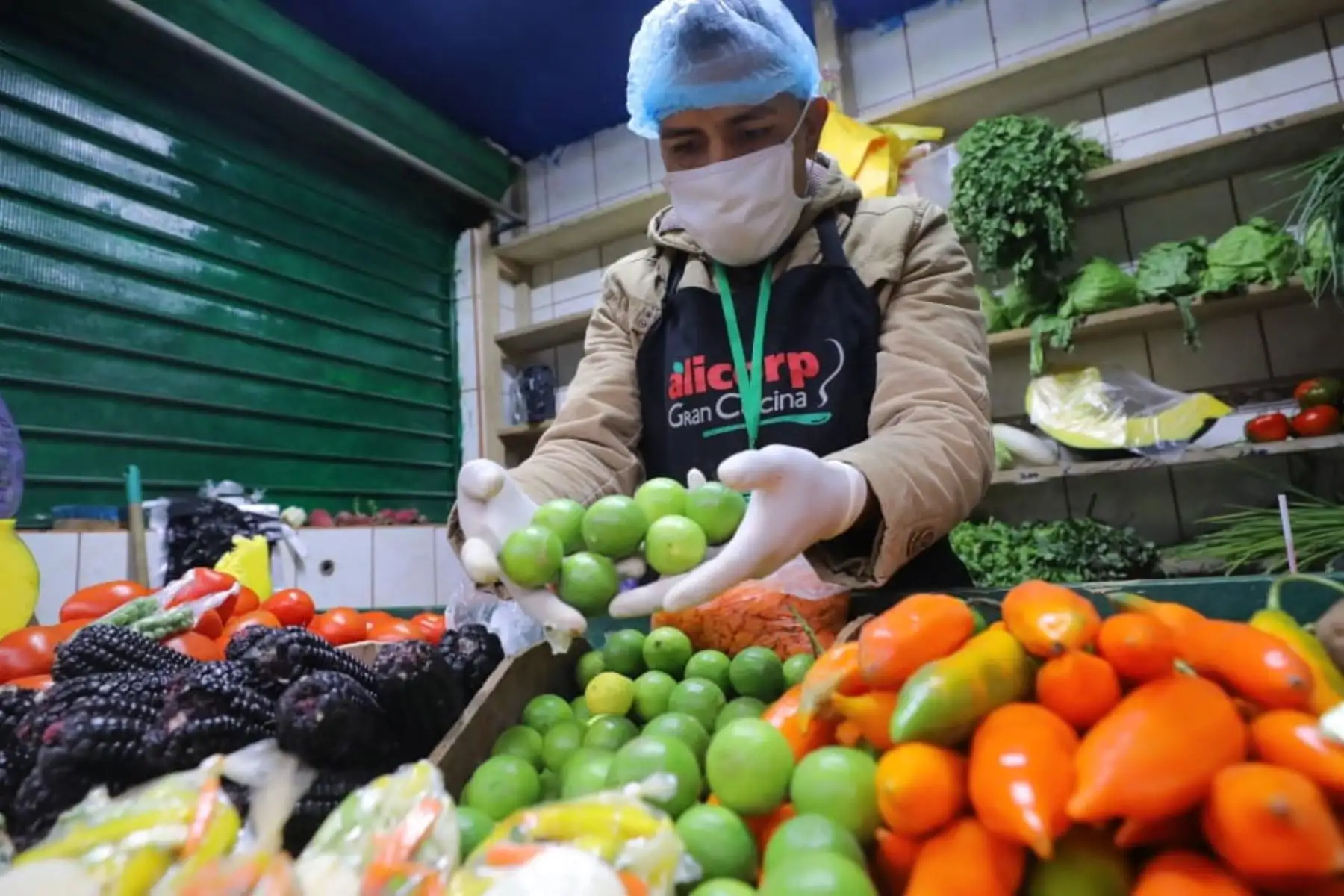 El ministro de la Producción, Jose Salardi, participa de una visita de inspección, a cargo de la Municipalidad de Callao, para verificar la implementación de protocolos de bioseguridad en el Mercado Central del Callao.

Foto: ANDINA/Produce
