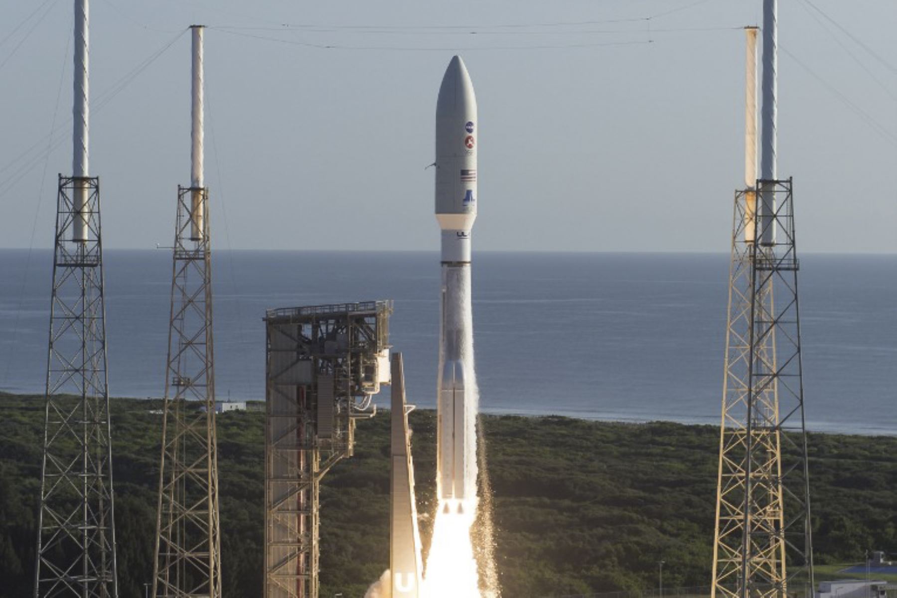 Foto de la NASA muestra un cohete United Launch Alliance Atlas V con el rover Mars 2020 Perseverance de la NASA a bordo mientras se lanza desde el Space Launch Complex 41 en la Estación de la Fuerza Aérea de Cabo Cañaveral, desde el Kennedy Spa de la NASA.Foto:AFP