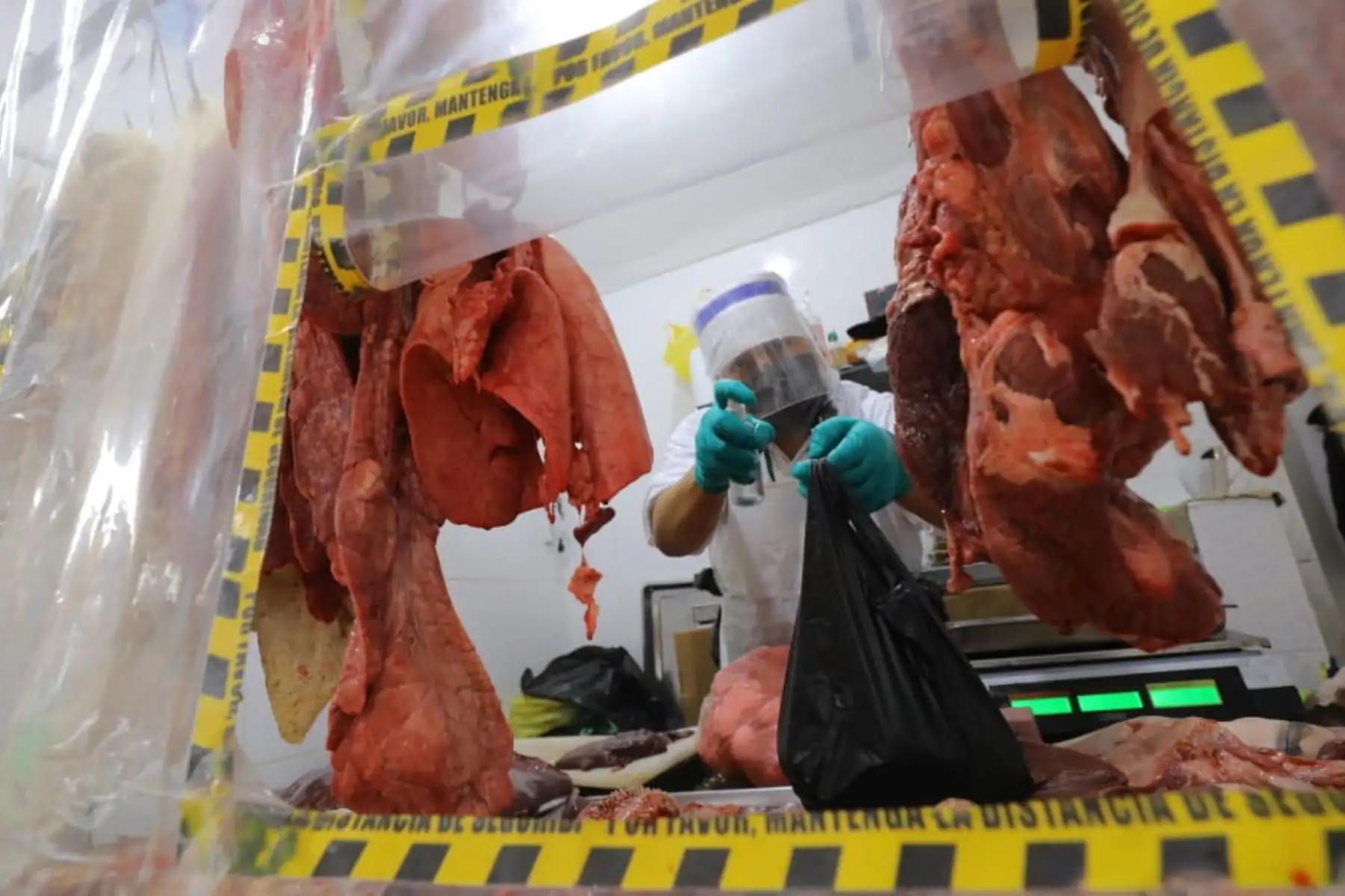 El ministro de la Producción, Jose Salardi, participa de una visita de inspección, a cargo de la Municipalidad de Callao, para verificar la implementación de protocolos de bioseguridad en el Mercado Central del Callao.

Foto: ANDINA/Produce