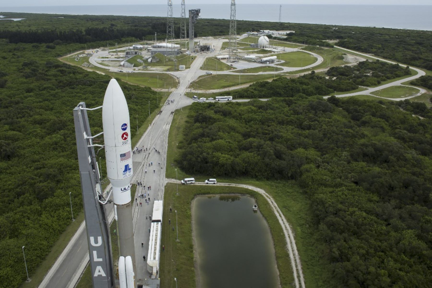 Esta foto de la NASA muestra un cohete United Launch Alliance Atlas V con el rover Mars 2020 Perseverance de la NASA a bordo mientras se despliega desde la Instalación de integración vertical hasta la plataforma de lanzamiento en el Space Launch Complex 41, en Cabo Cañave.Foto:AFP