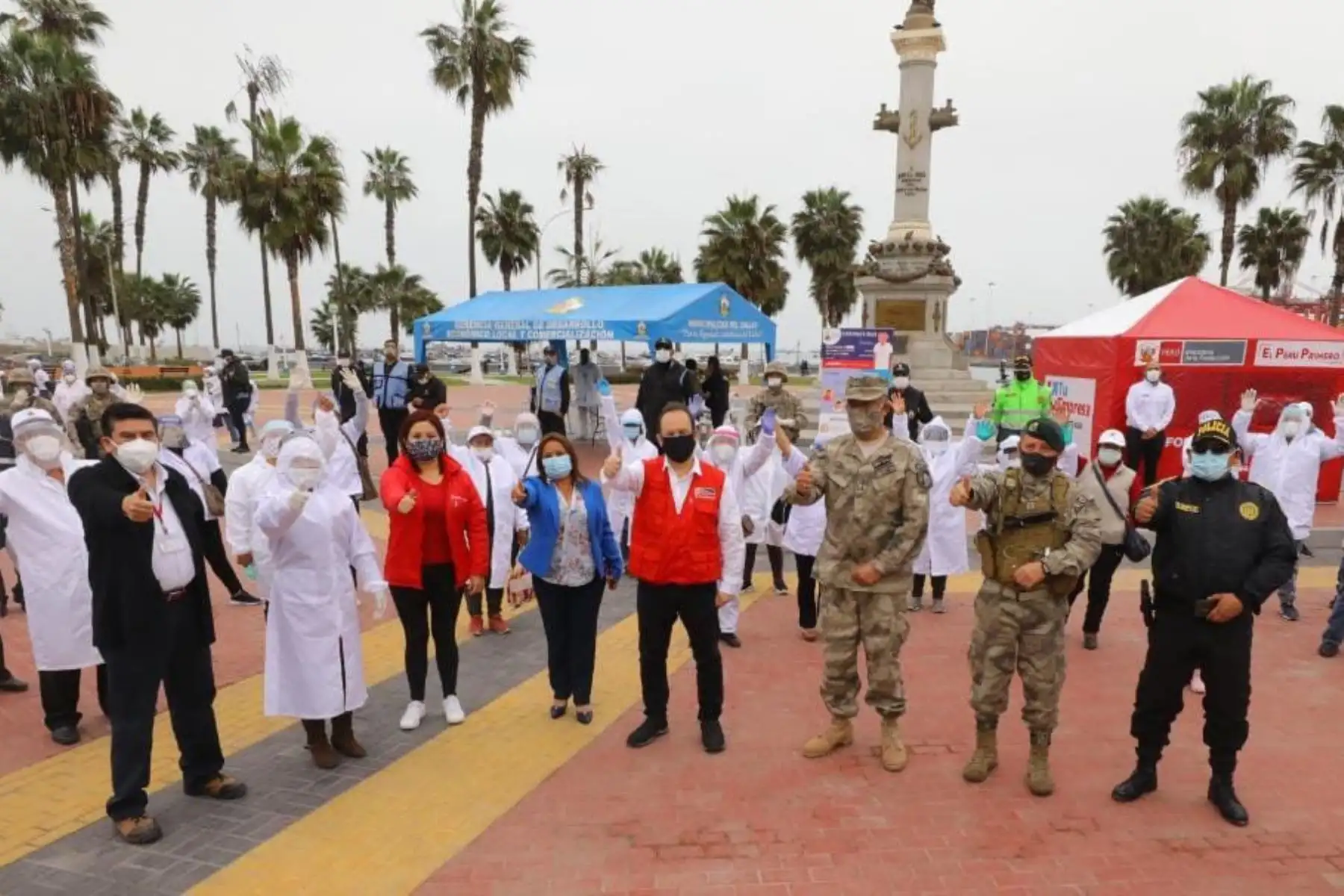 Ministro José Salardi Rodríguez llegó a la plaza Grau del Callao para supervisar la presentación de los protocolos de bioseguridad, aplicados por emolienteros y vendedores de alimentos al paso.

Foto: Produce