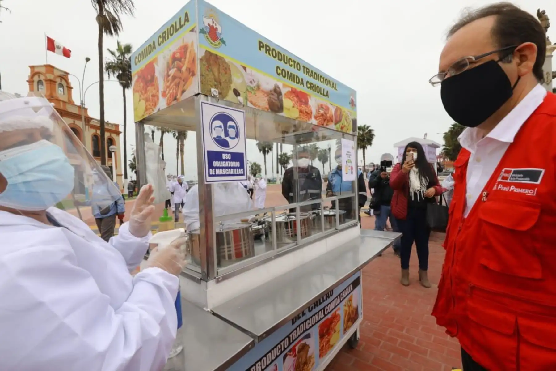 Ministro José Salardi Rodríguez llegó a la plaza Grau del Callao para supervisar la presentación de los protocolos de bioseguridad, aplicados por emolienteros y vendedores de alimentos al paso.

Foto: Produce
