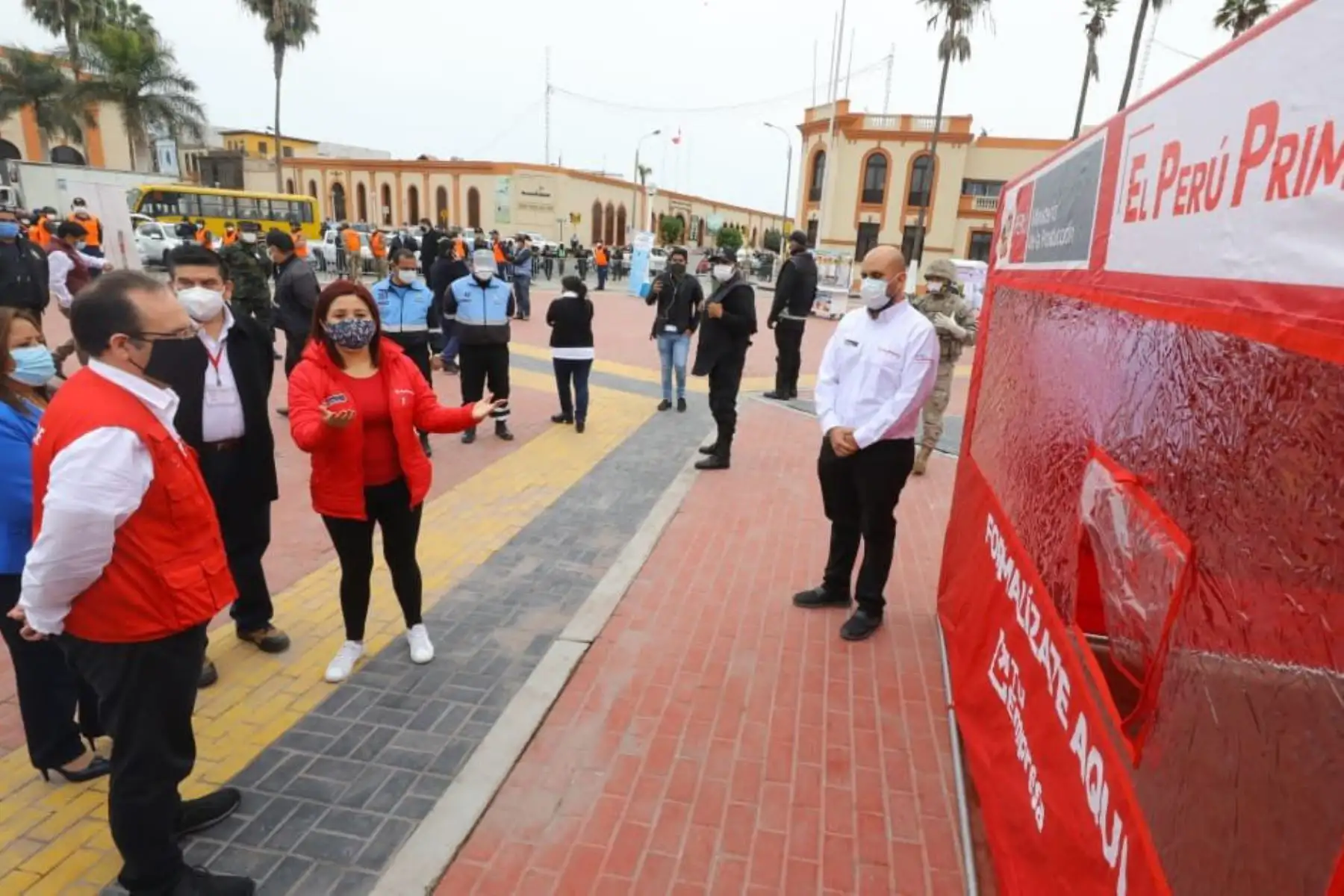 Ministro José Salardi Rodríguez llegó a la plaza Grau del Callao para supervisar la presentación de los protocolos de bioseguridad, aplicados por emolienteros y vendedores de alimentos al paso.

Foto: Produce
