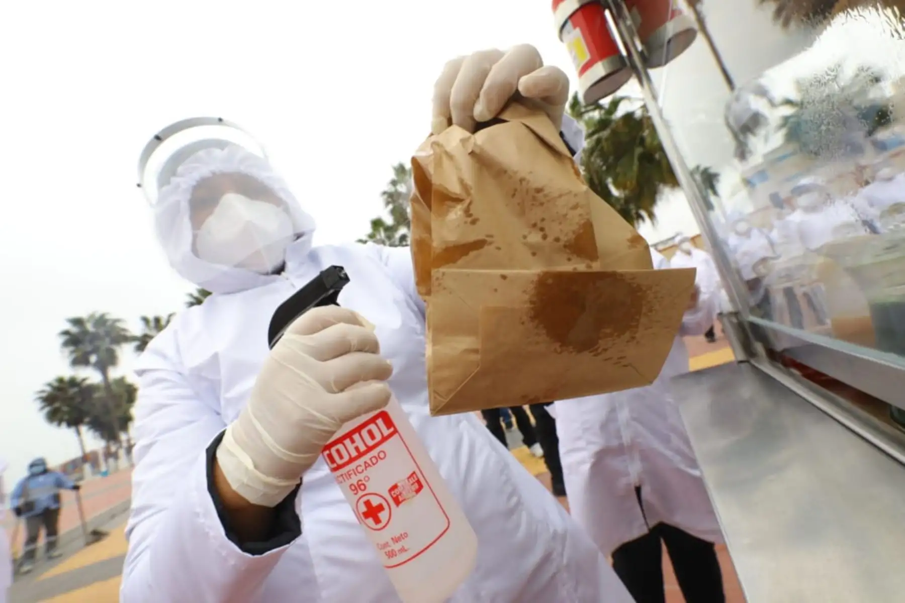 Ministro José Salardi Rodríguez llegó a la plaza Grau del Callao para supervisar la presentación de los protocolos de bioseguridad, aplicados por emolienteros y vendedores de alimentos al paso.

Foto: Produce
