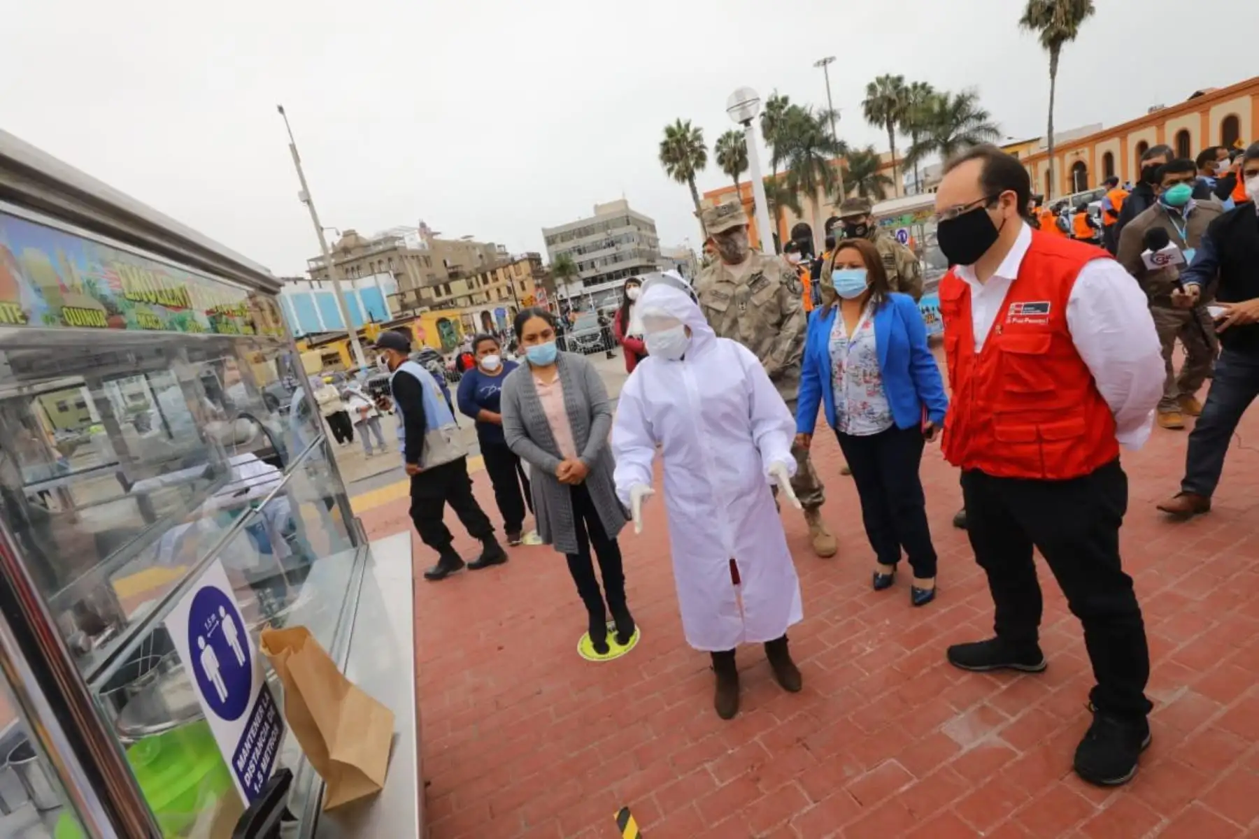 Ministro José Salardi Rodríguez llegó a la plaza Grau del Callao para supervisar la presentación de los protocolos de bioseguridad, aplicados por emolienteros y vendedores de alimentos al paso.

Foto: Produce