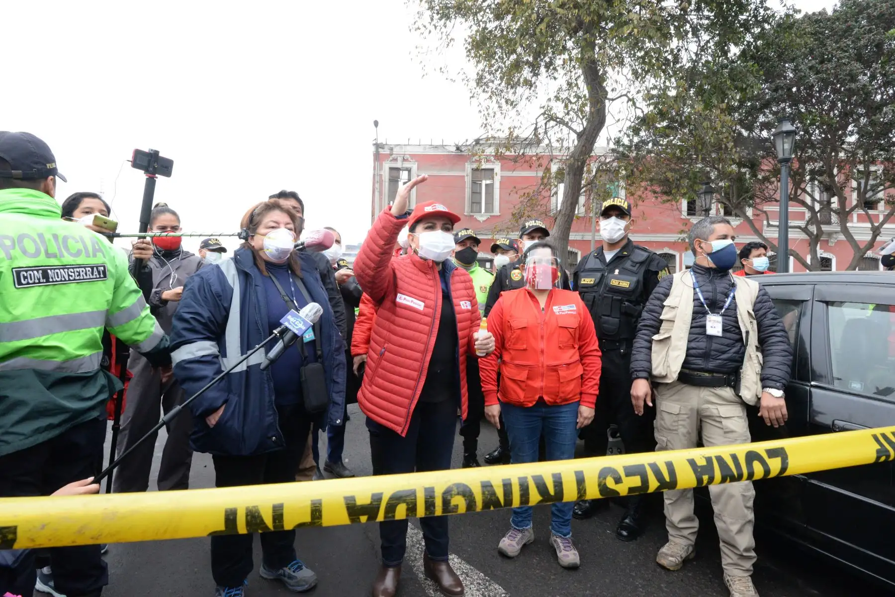 Ministra de la Mujer y Poblaciones Vulnerables, Gloria Montenegro recorre el espacio donde se han instalado las carpas para la asistencia y apoyo a las personas afectadas por el incendio en el Jr. Callao, en el cercado de Lima.
Foto: MIMP