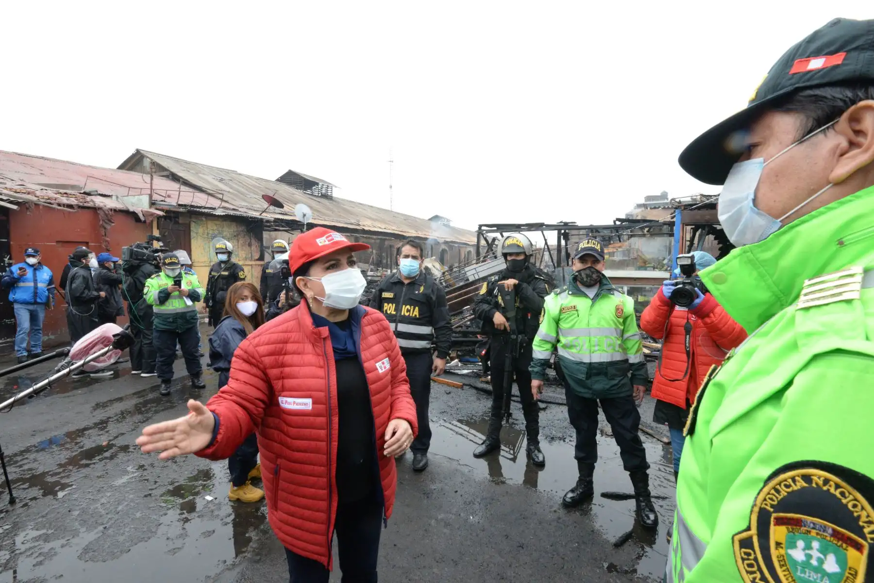 Ministra de la Mujer y Poblaciones Vulnerables, Gloria Montenegro recorre el espacio donde se han instalado las carpas para la asistencia y apoyo a las personas afectadas por el incendio en el Jr. Callao, en el cercado de Lima.
Foto: MIMP